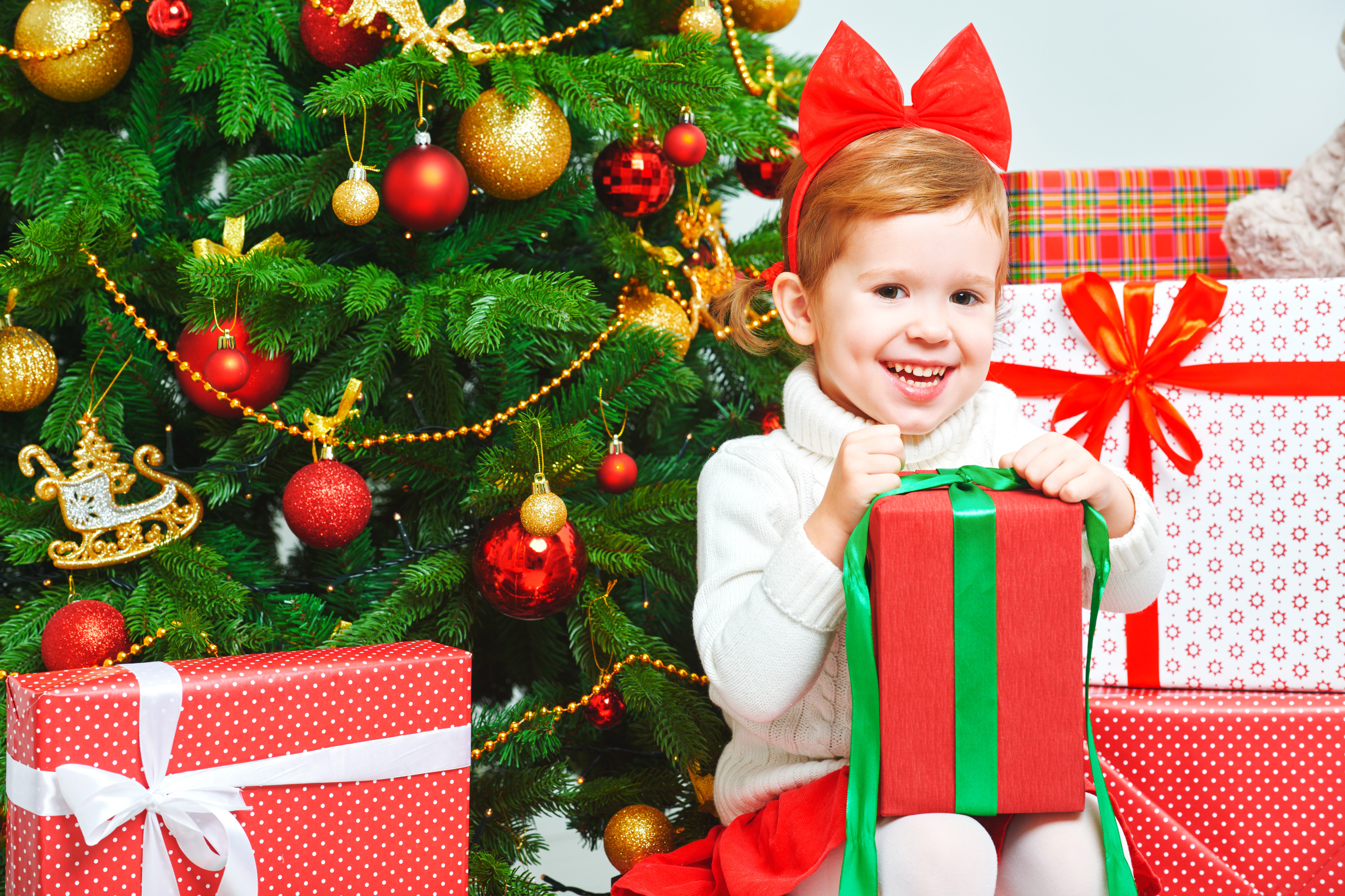Little girl with Christmas gifts and tree HD Wallpaper