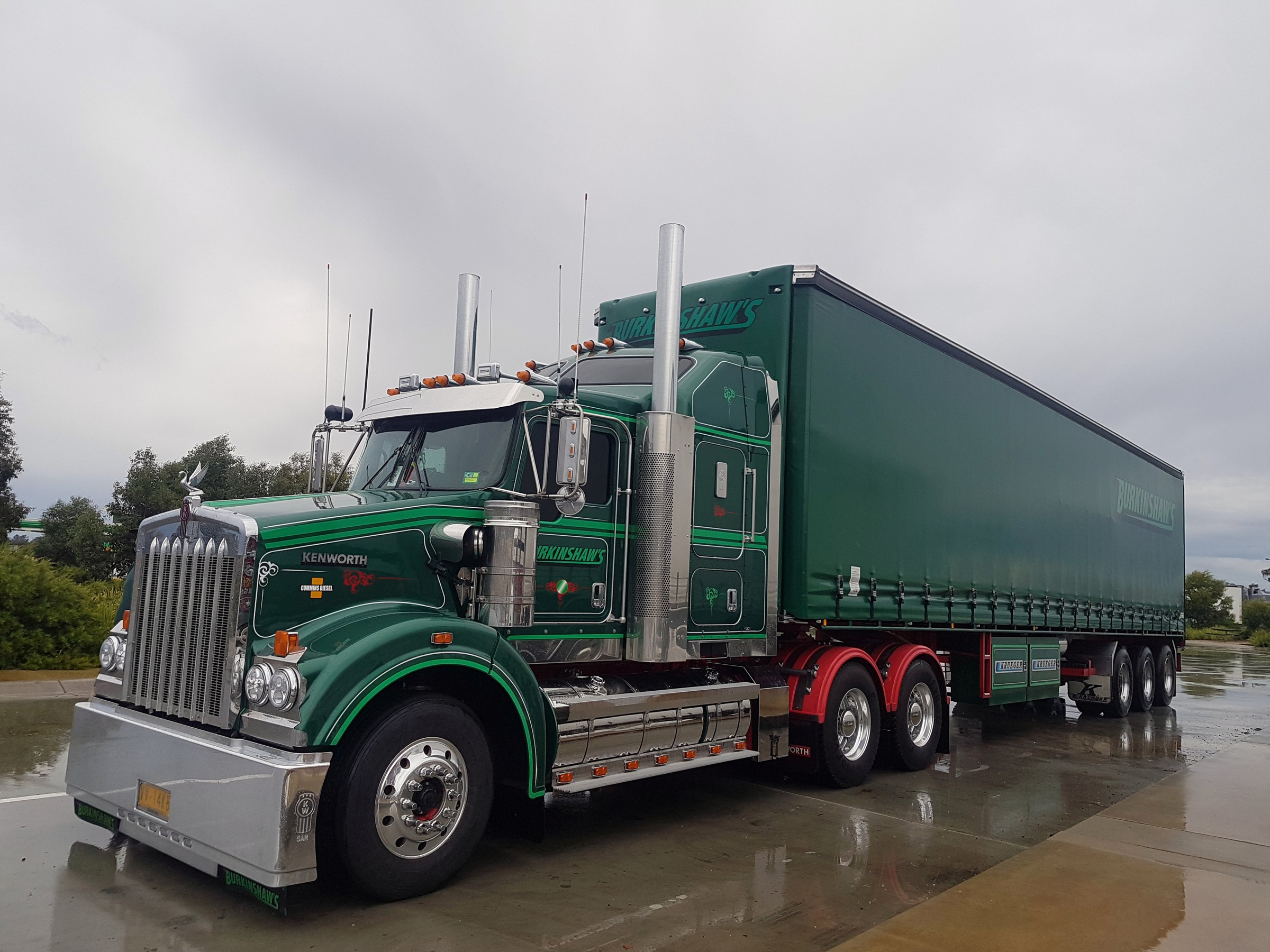 Green Kenworth truck with Bradshaw's trailer HD Wallpaper