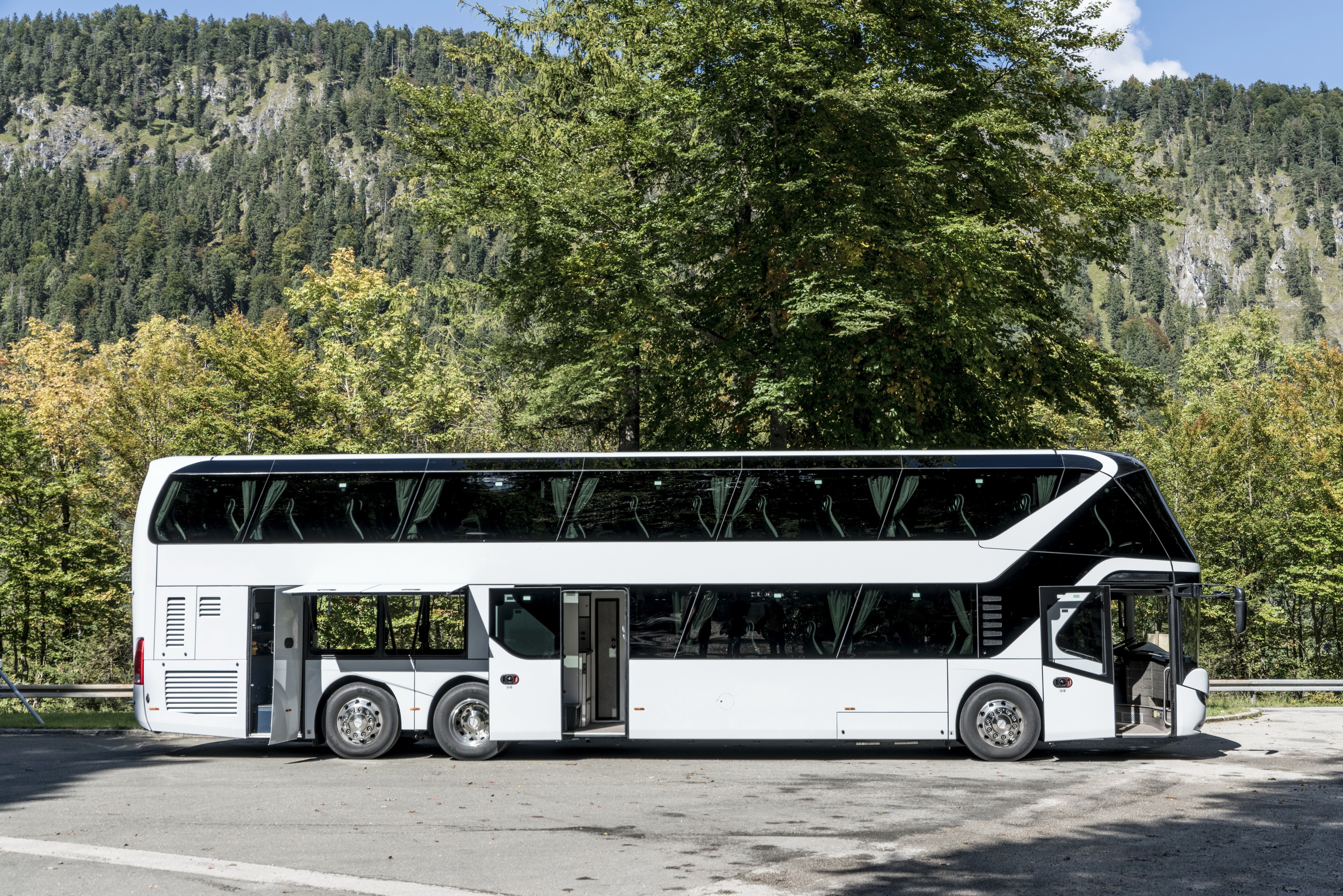 4K White 2015-17 Neoplan Skyliner Bus HD Wallpaper