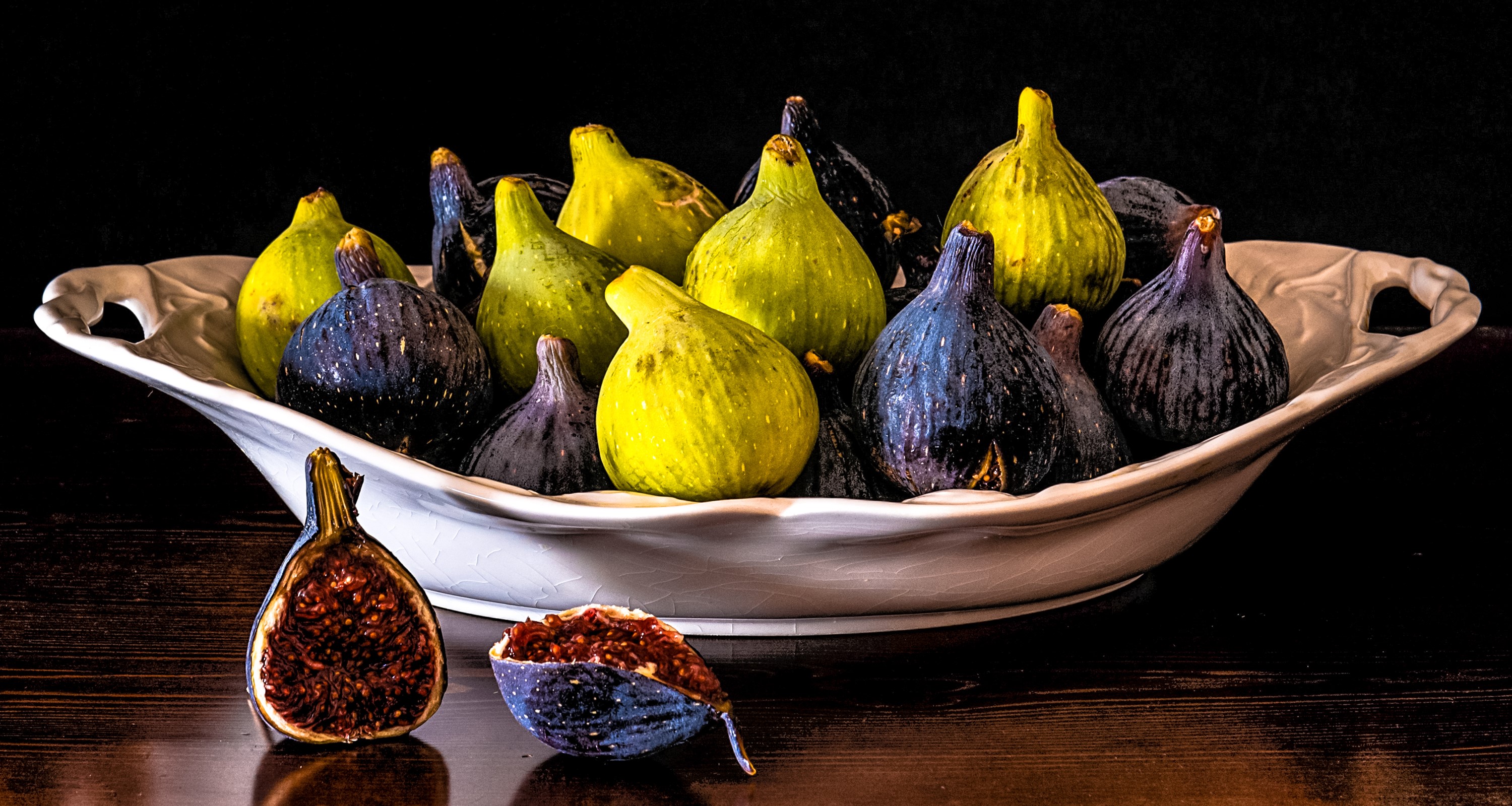 Bowl of fresh figs, one cut in half HD Wallpaper