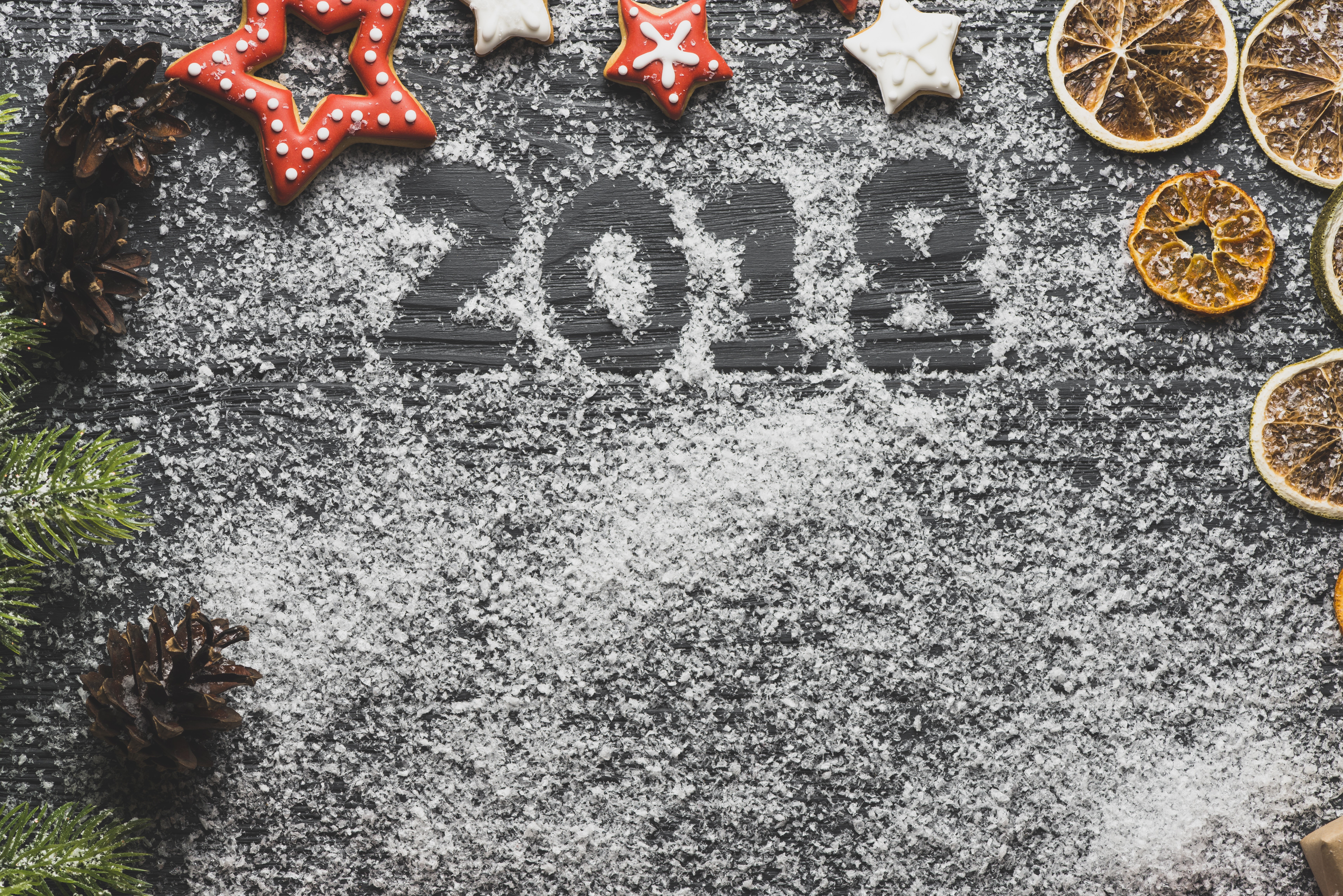 2018 Christmas decorations with snow and pine cones HD Wallpaper