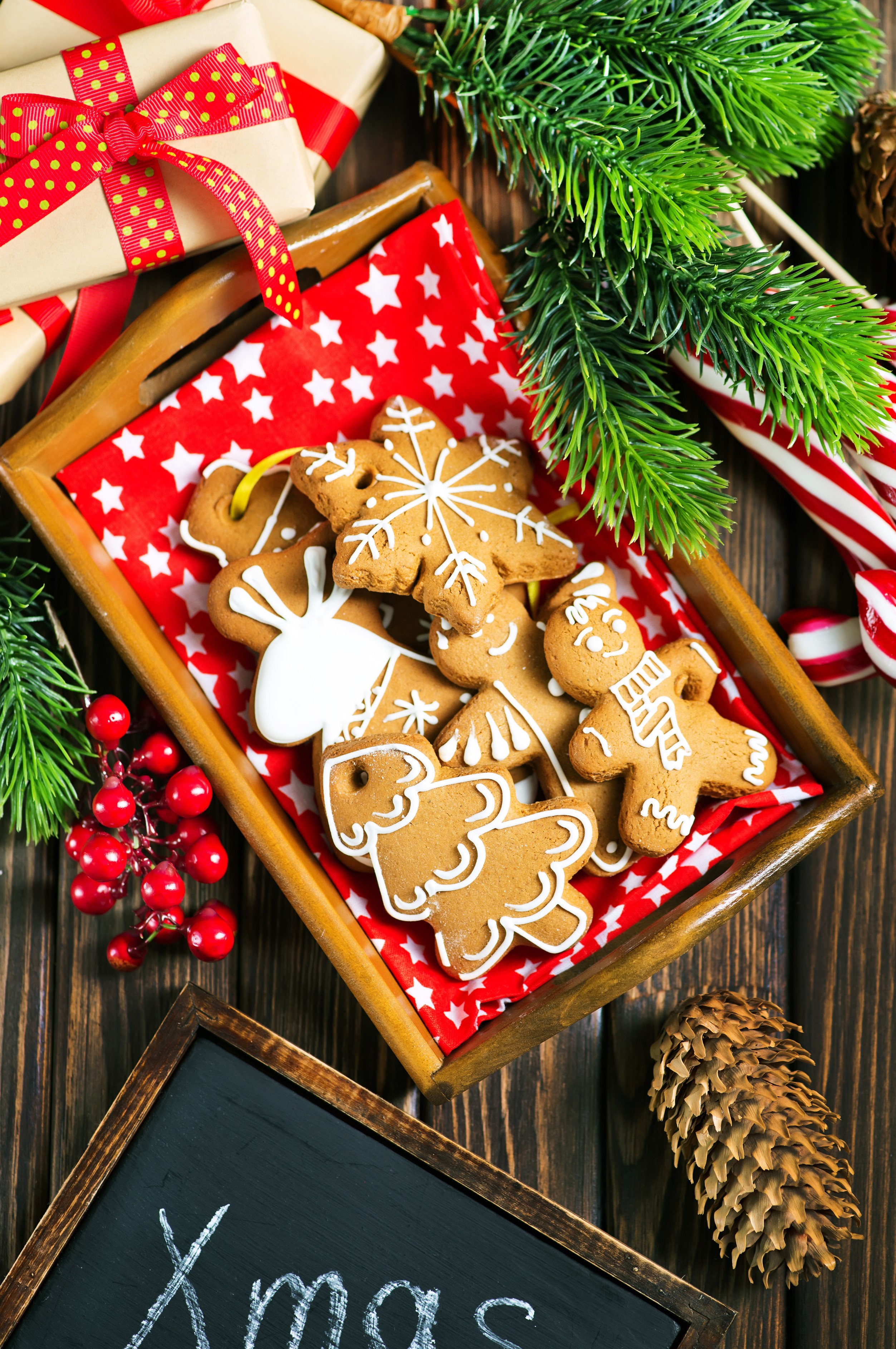 Christmas gingerbread cookies with pine cones and gifts HD Phone Wallpaper