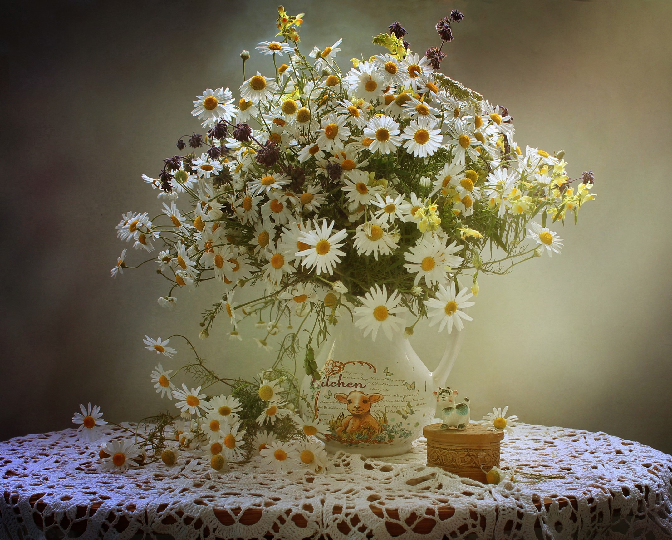 Bouquet of Camomiles in a Vase on a Table HD Wallpaper