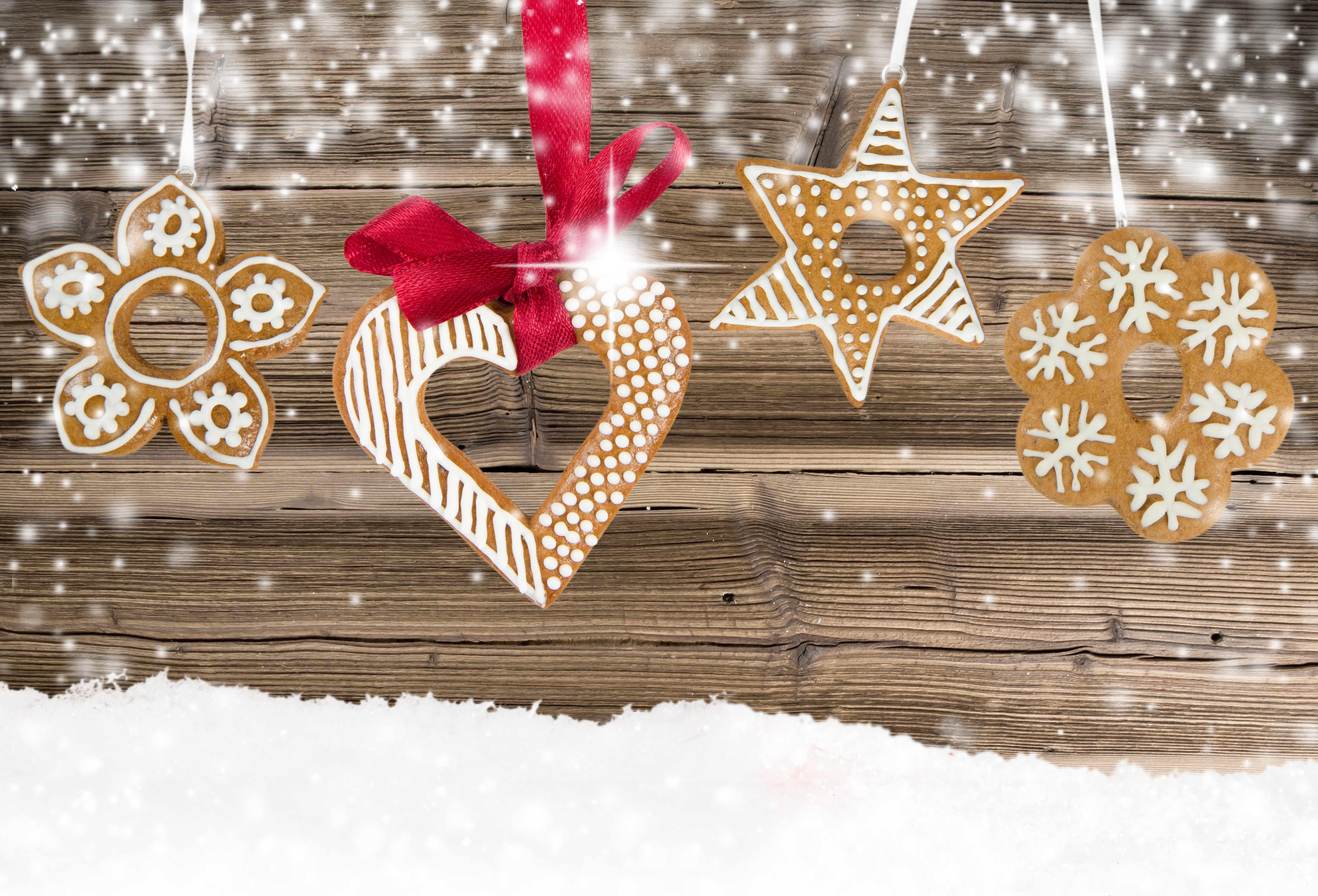 Christmas gingerbread cookies with snow and wood planks HD Wallpaper