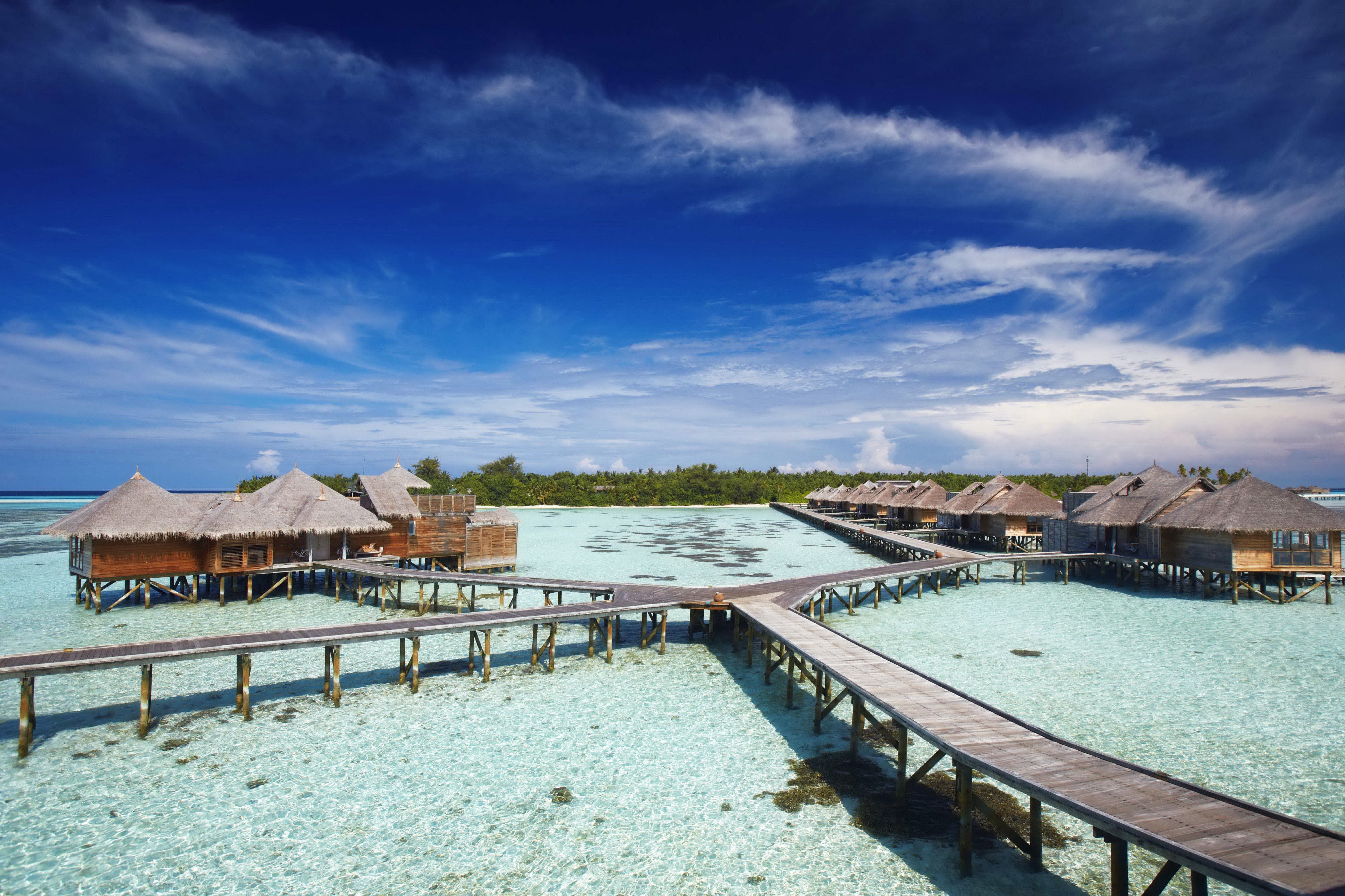 Overwater Bungalows and Boardwalks in the Maldives HD Wallpaper
