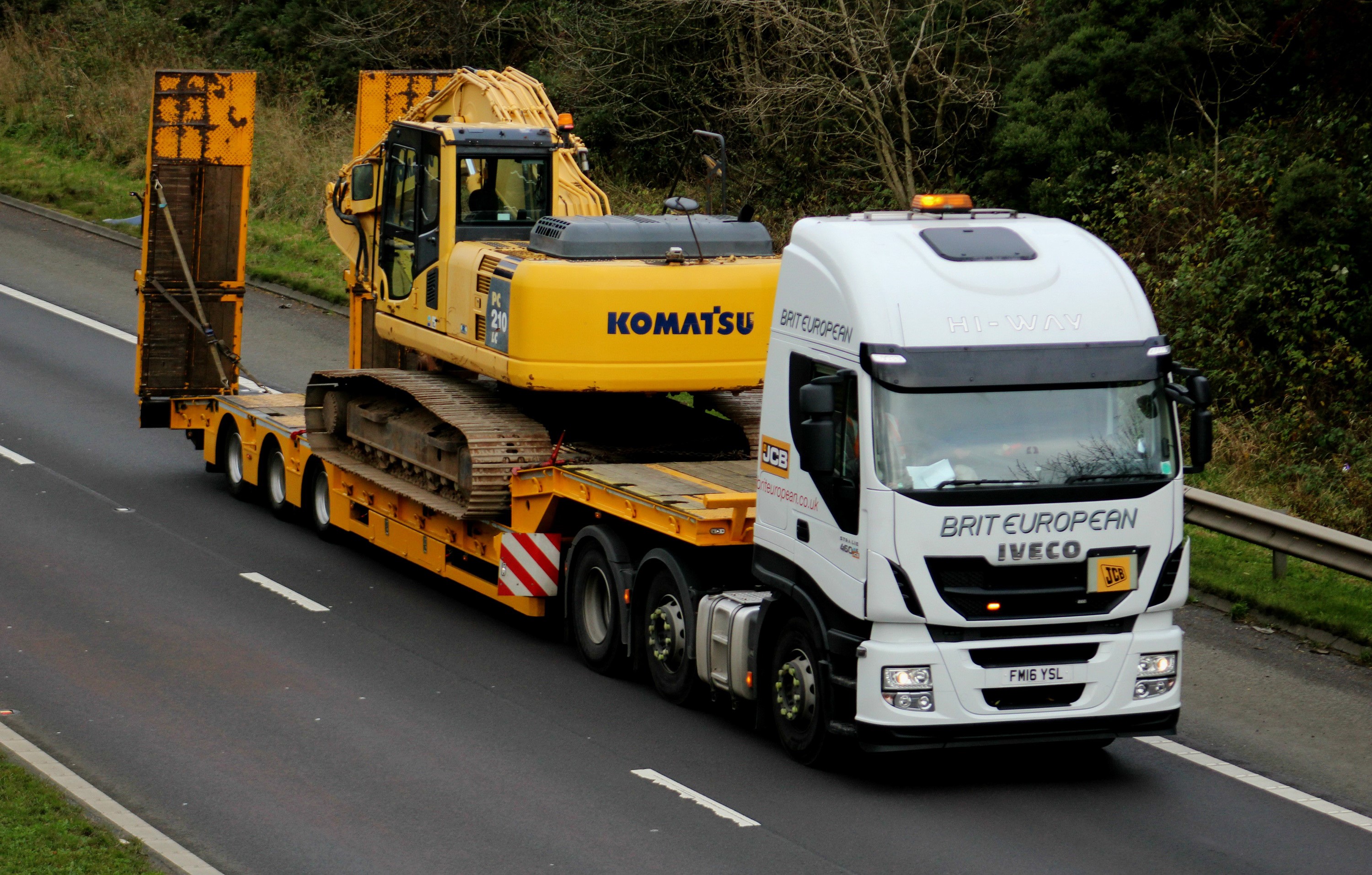 IVECO Stralis 460 6x2 FM16YSL truck carrying excavator HD Wallpaper
