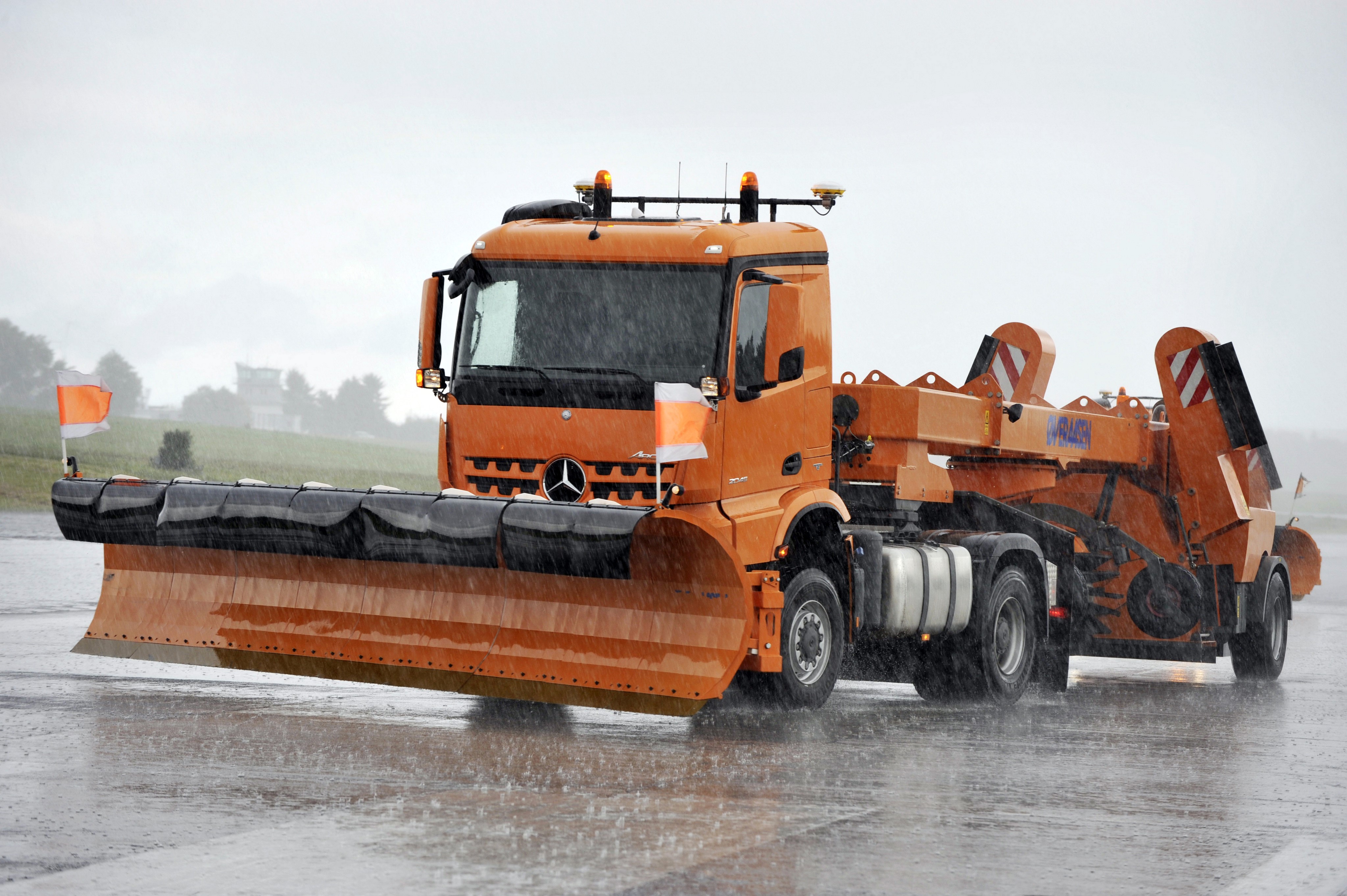 4K 2017 Mercedes-Benz Arocs 2045 AS Street Sweeper HD Wallpaper