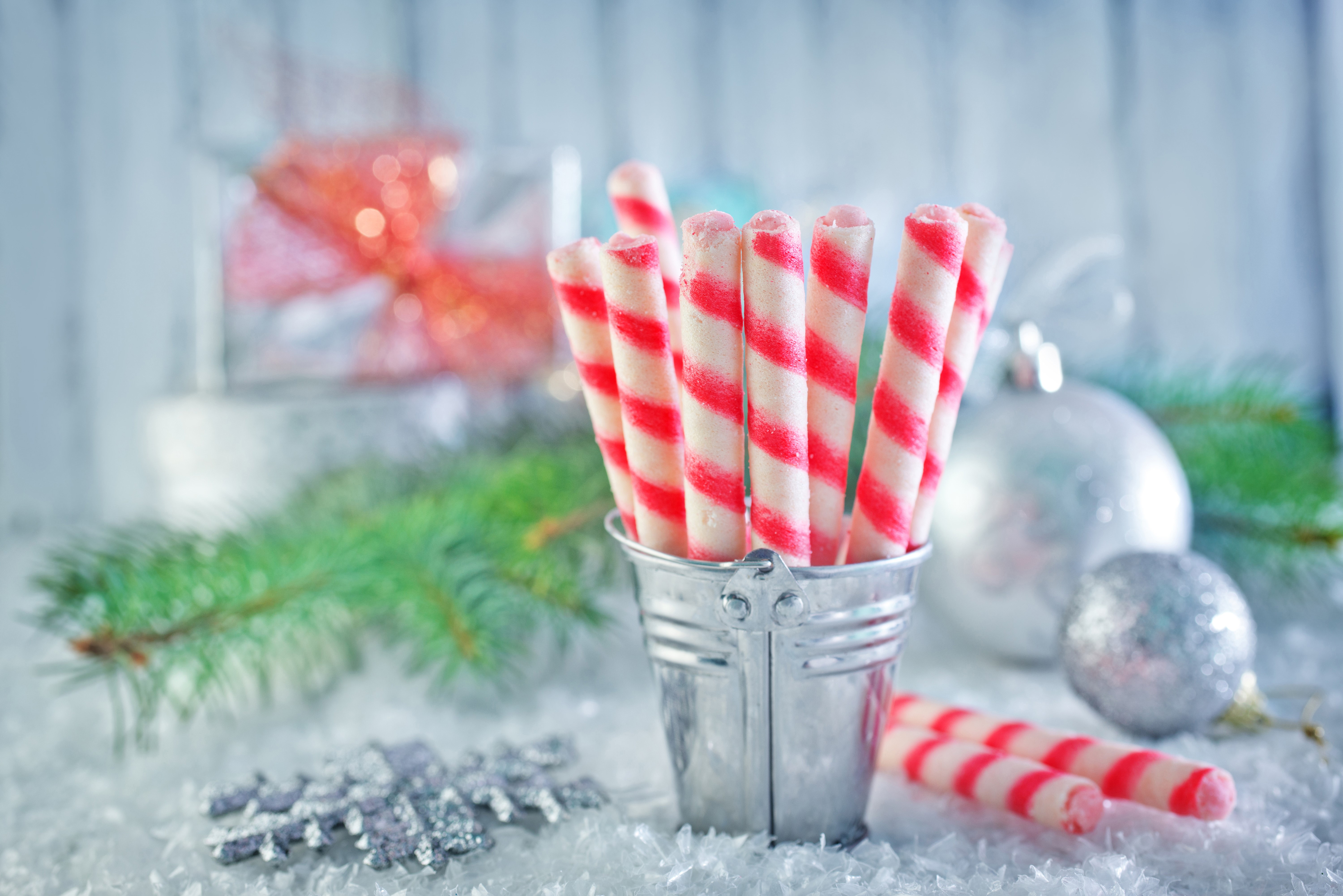Christmas wafer rolls in a bucket with ornaments HD Wallpaper