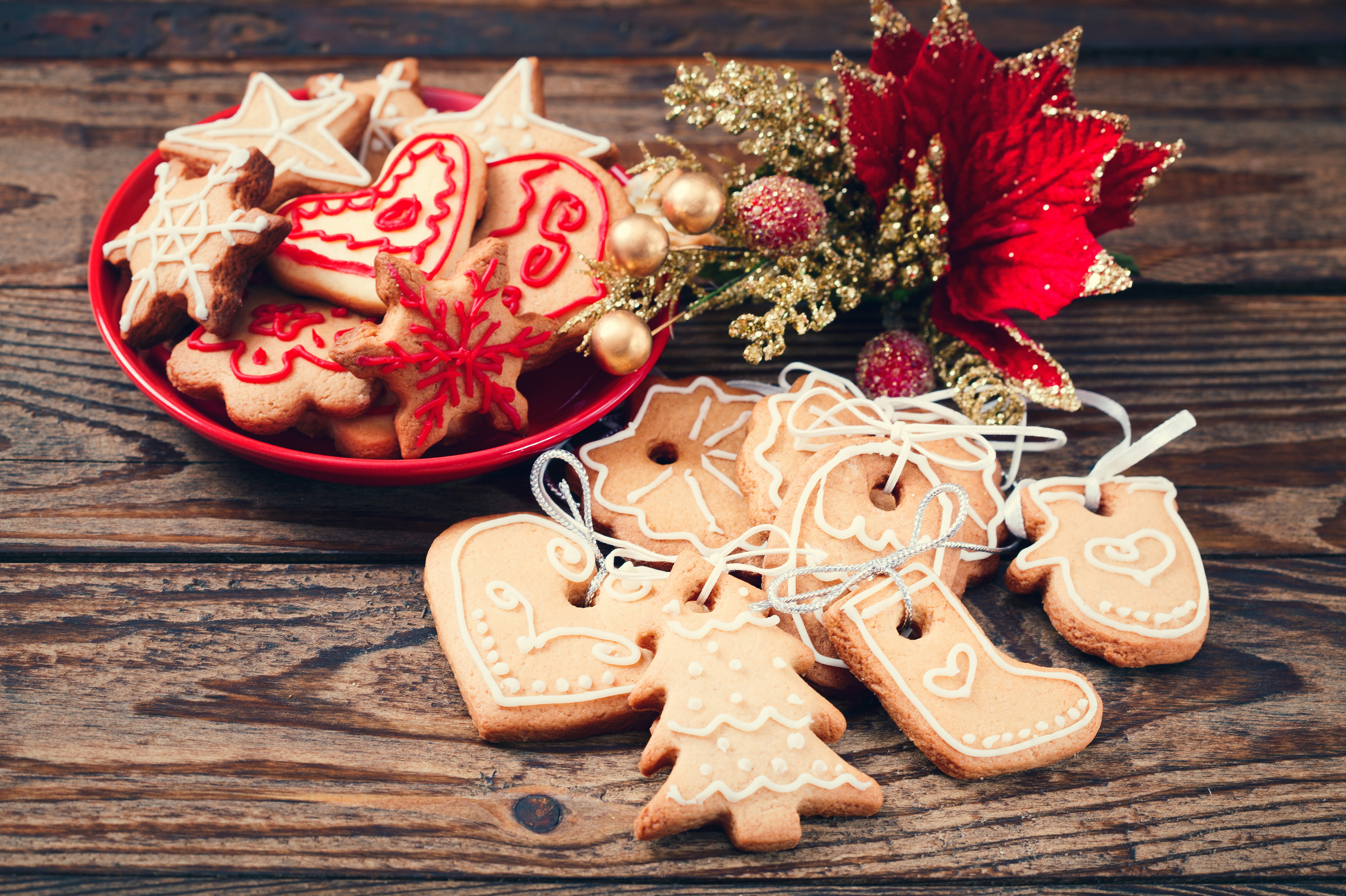 Christmas cookies on wooden planks with poinsettia HD Wallpaper