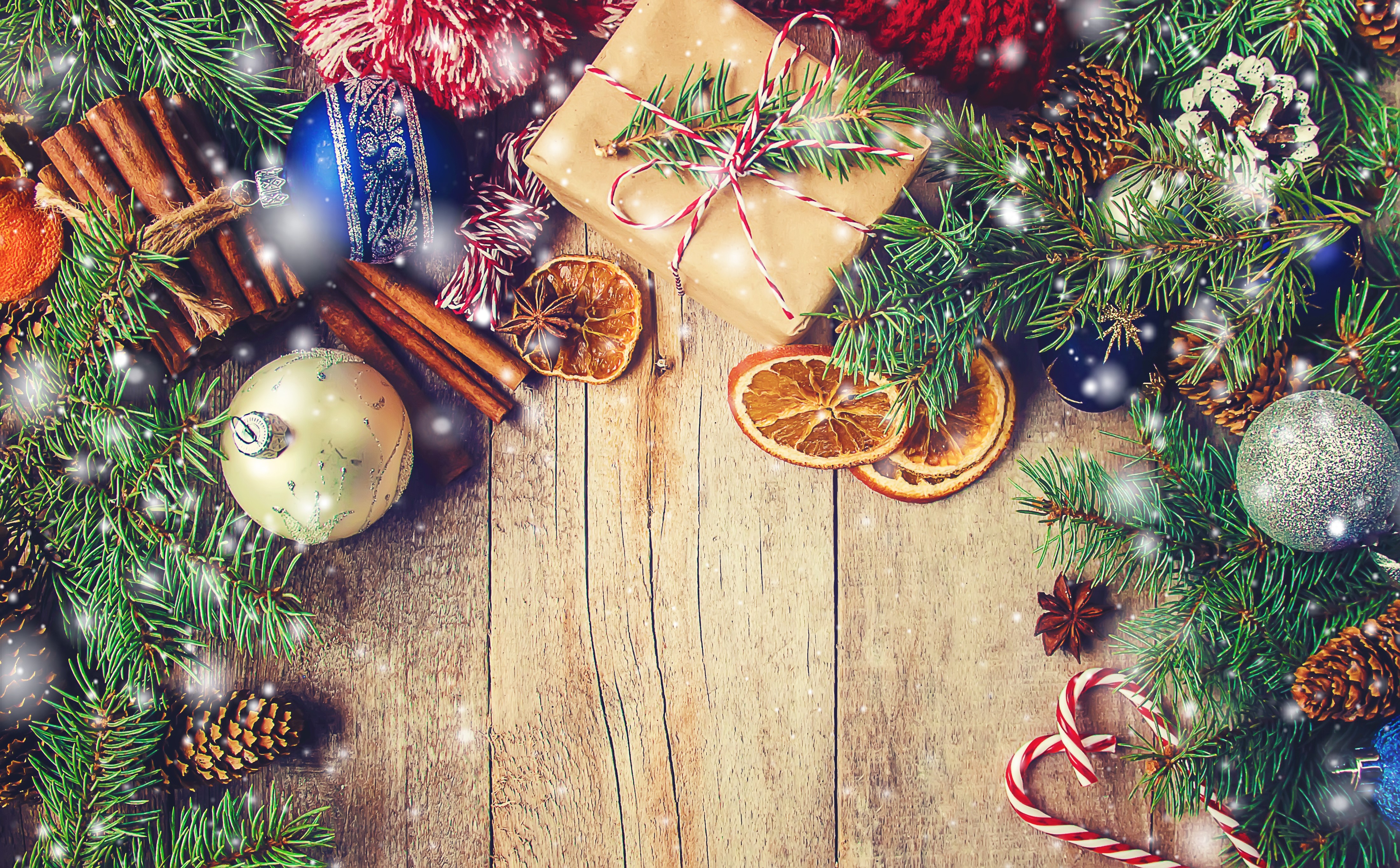 Christmas decorations with pine cones and cinnamon sticks HD Wallpaper