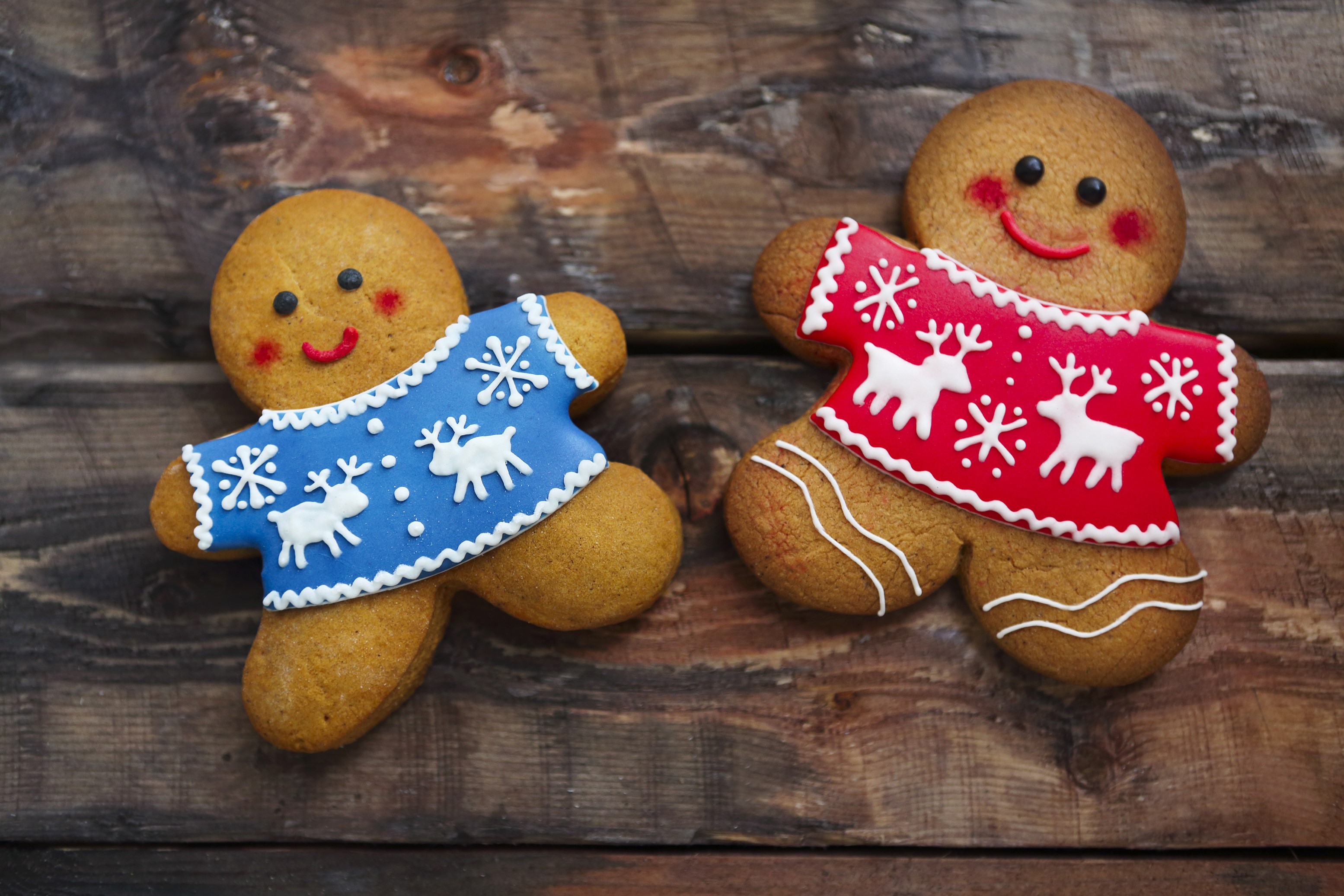 Two Christmas gingerbread cookies on wood HD Wallpaper