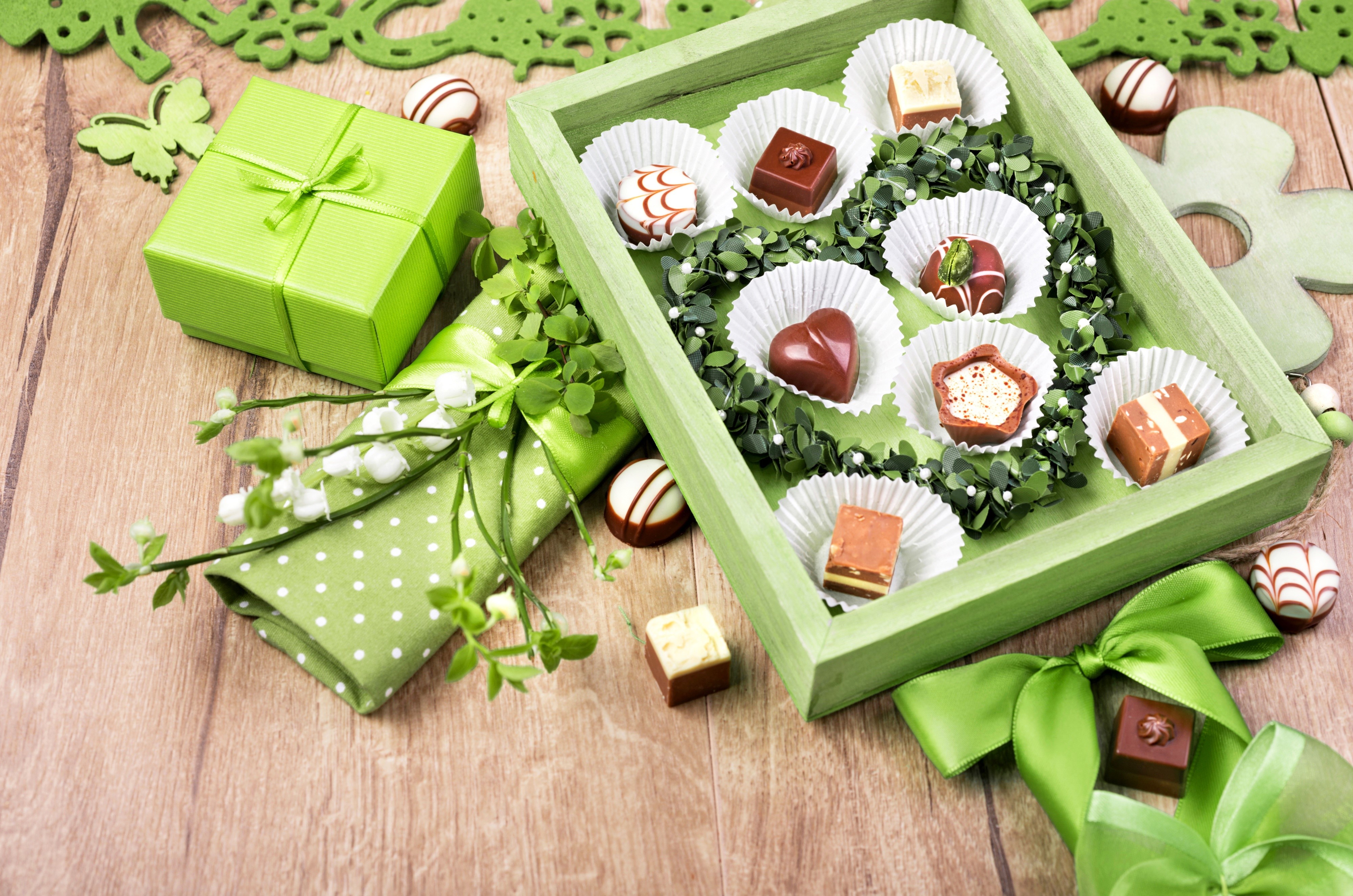 Box of assorted chocolates with green gift box and decorations HD Wallpaper