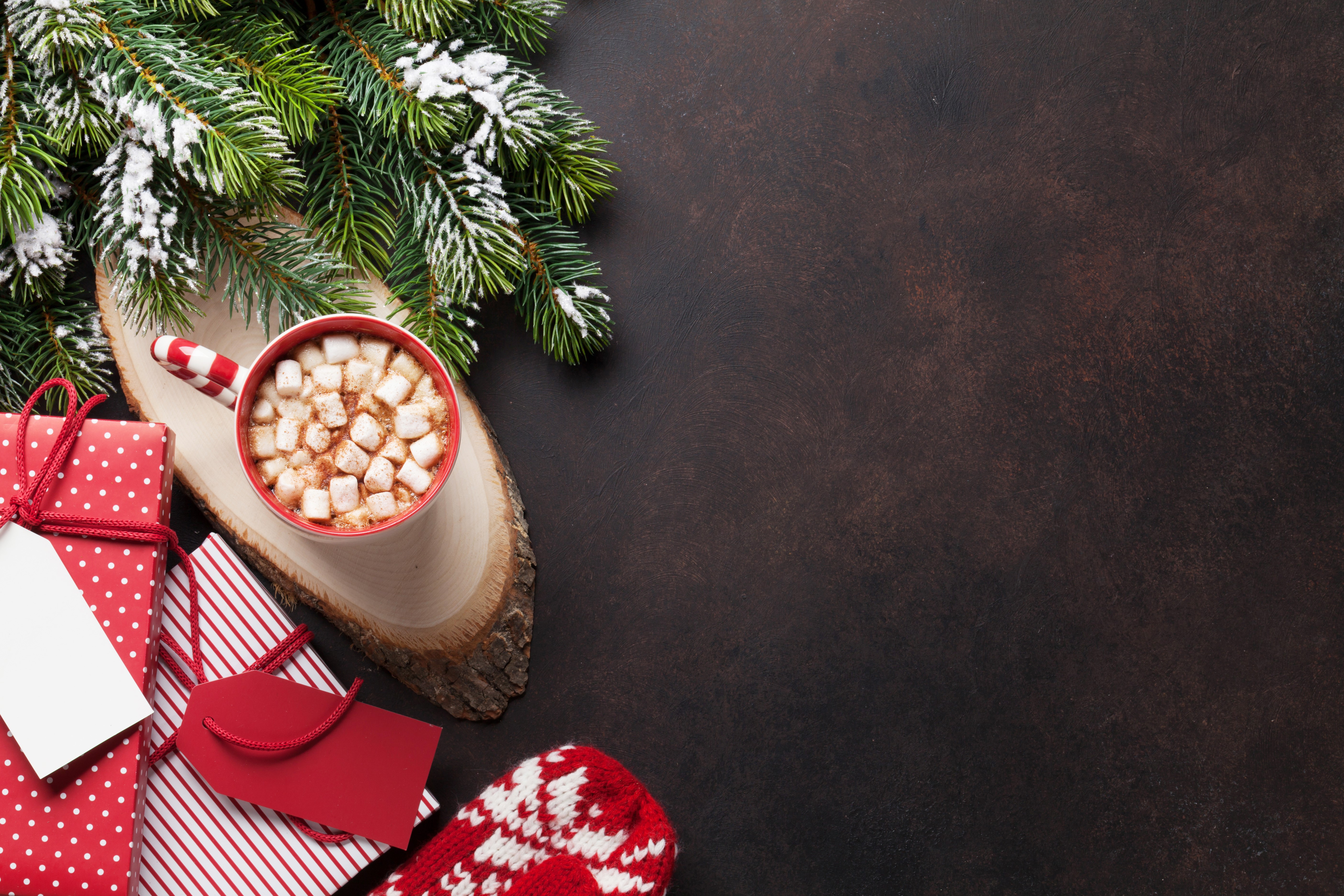 Christmas hot chocolate with marshmallows and gifts HD Wallpaper