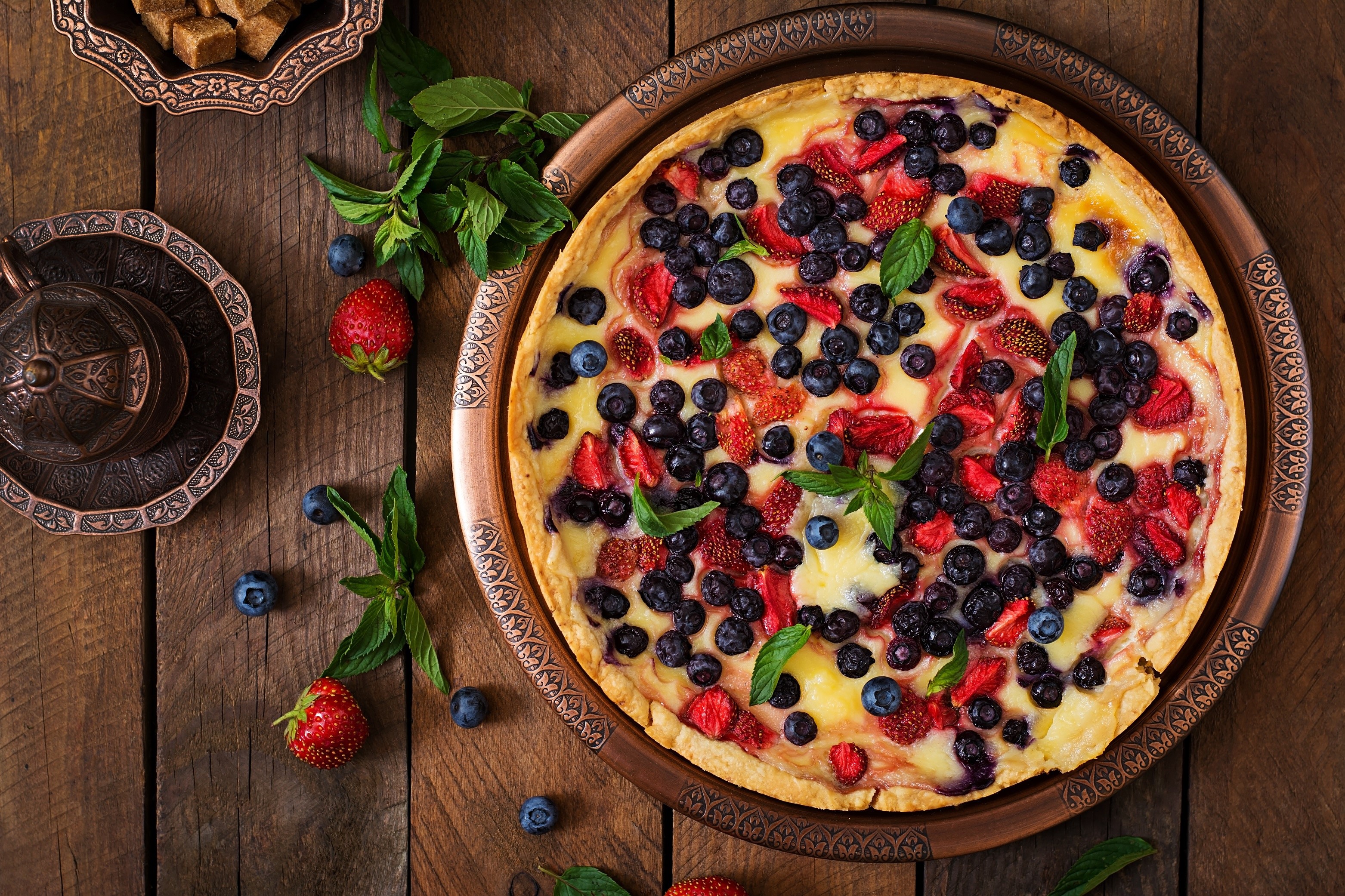 Berry pie with strawberries and blueberries HD Wallpaper