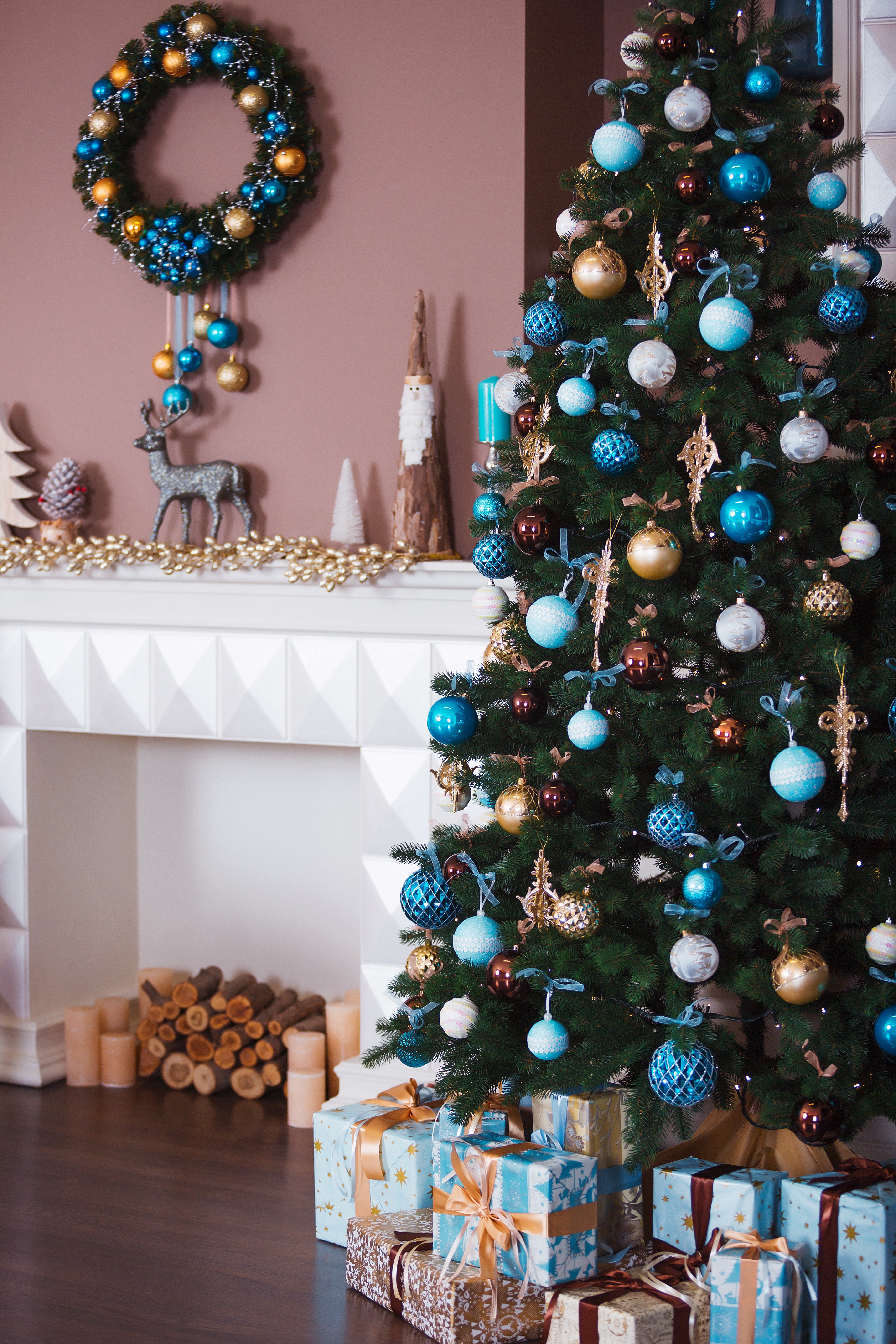Christmas tree with ornaments and gifts HD Phone Wallpaper
