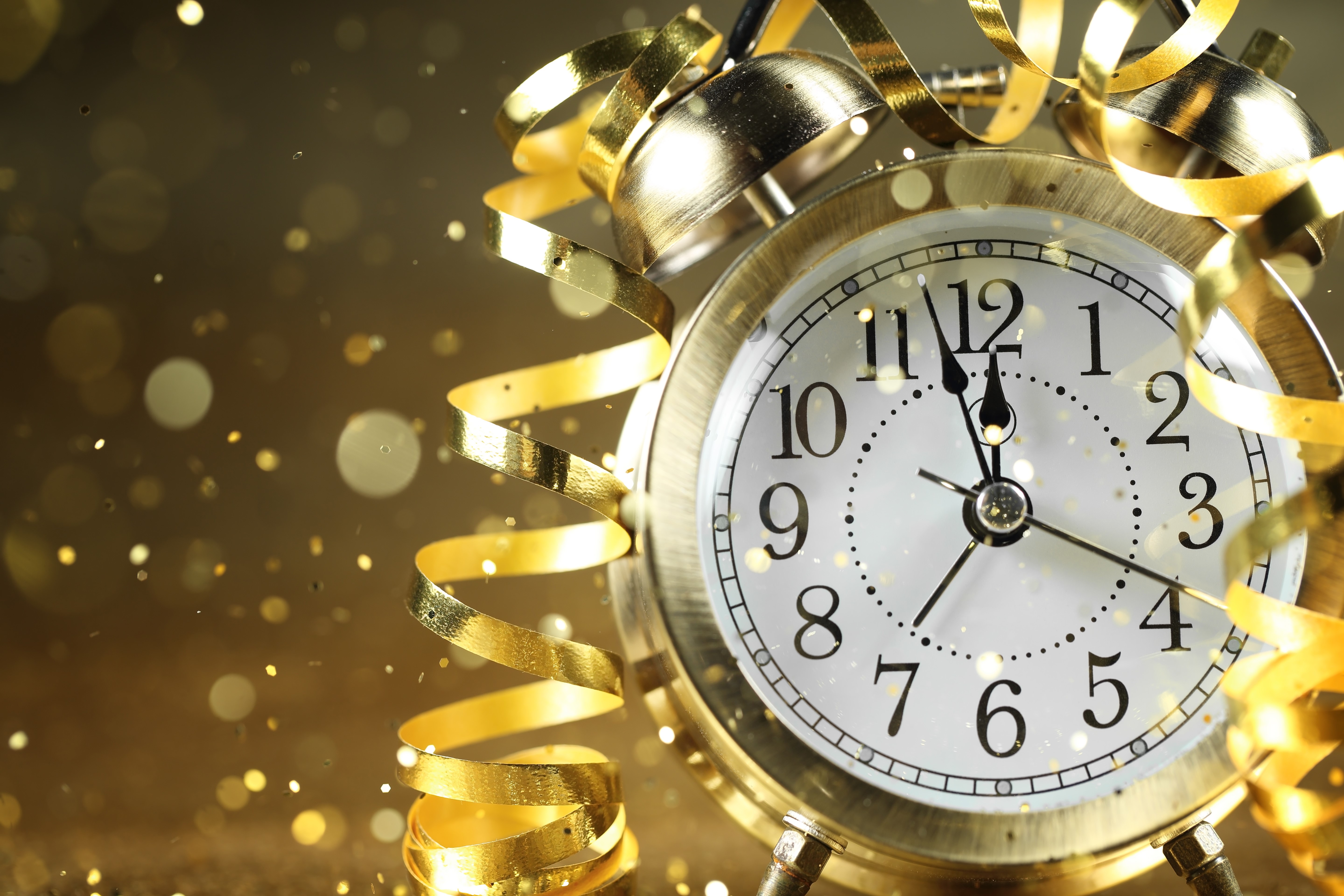 Alarm clock with gold streamers and confetti HD Wallpaper