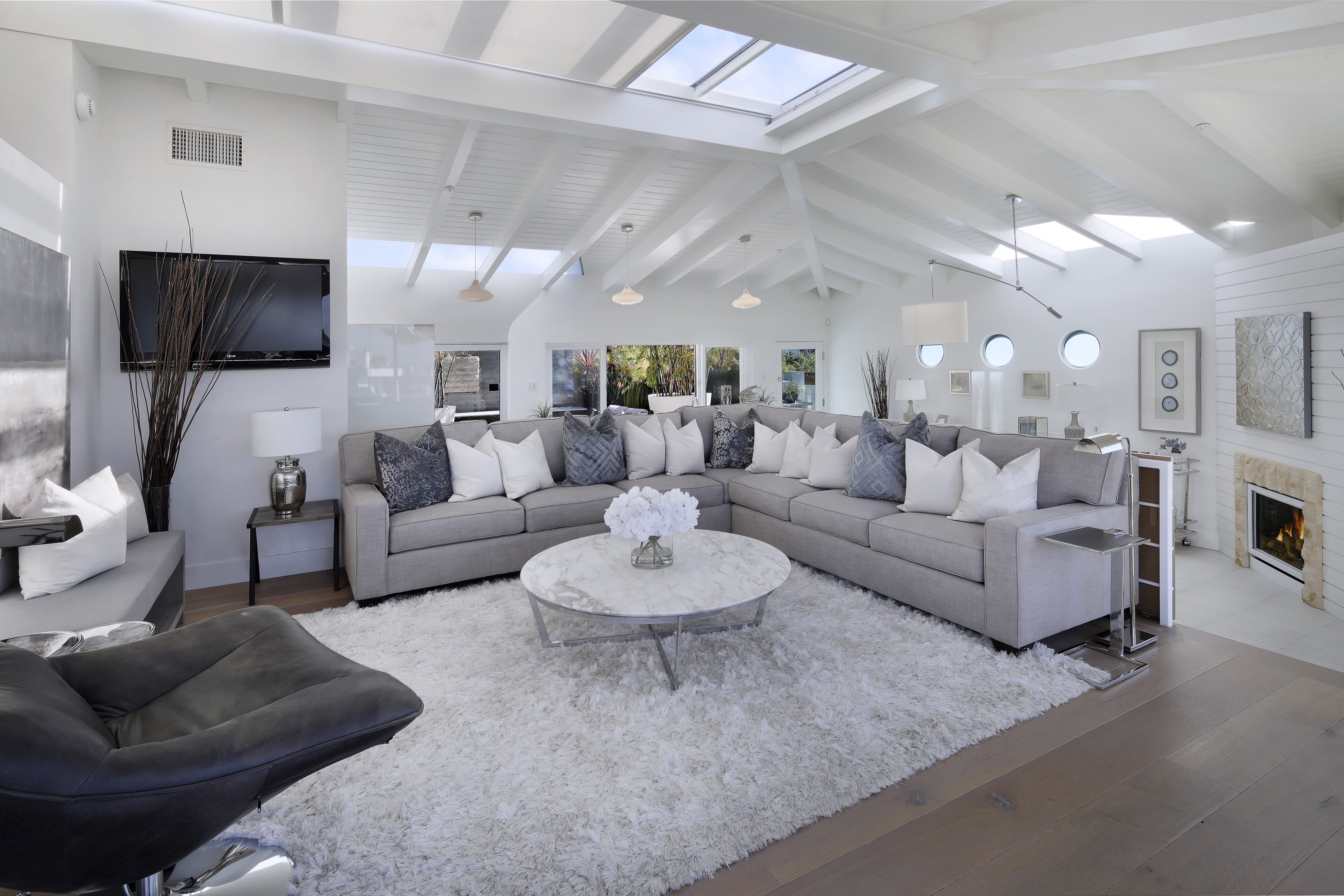 Living room with sectional sofa and coffee table HD Wallpaper
