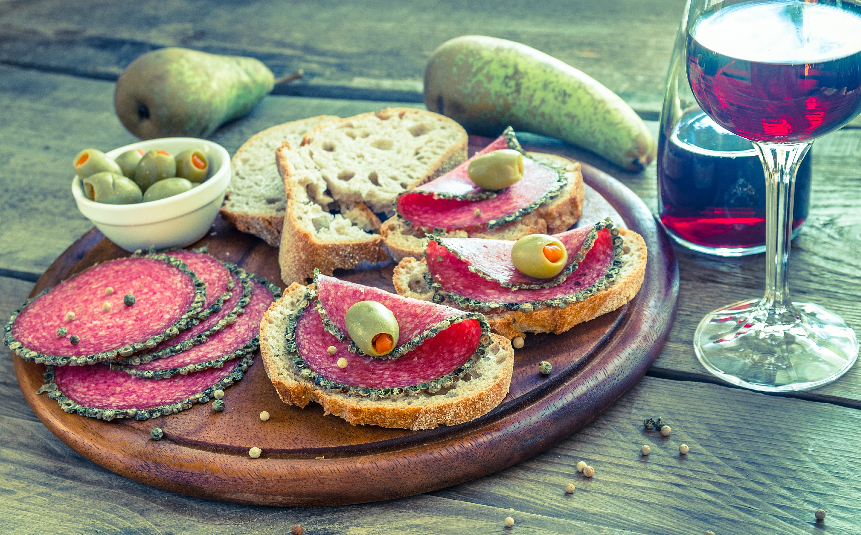 Salami and olive crostini with pears and red wine HD Wallpaper