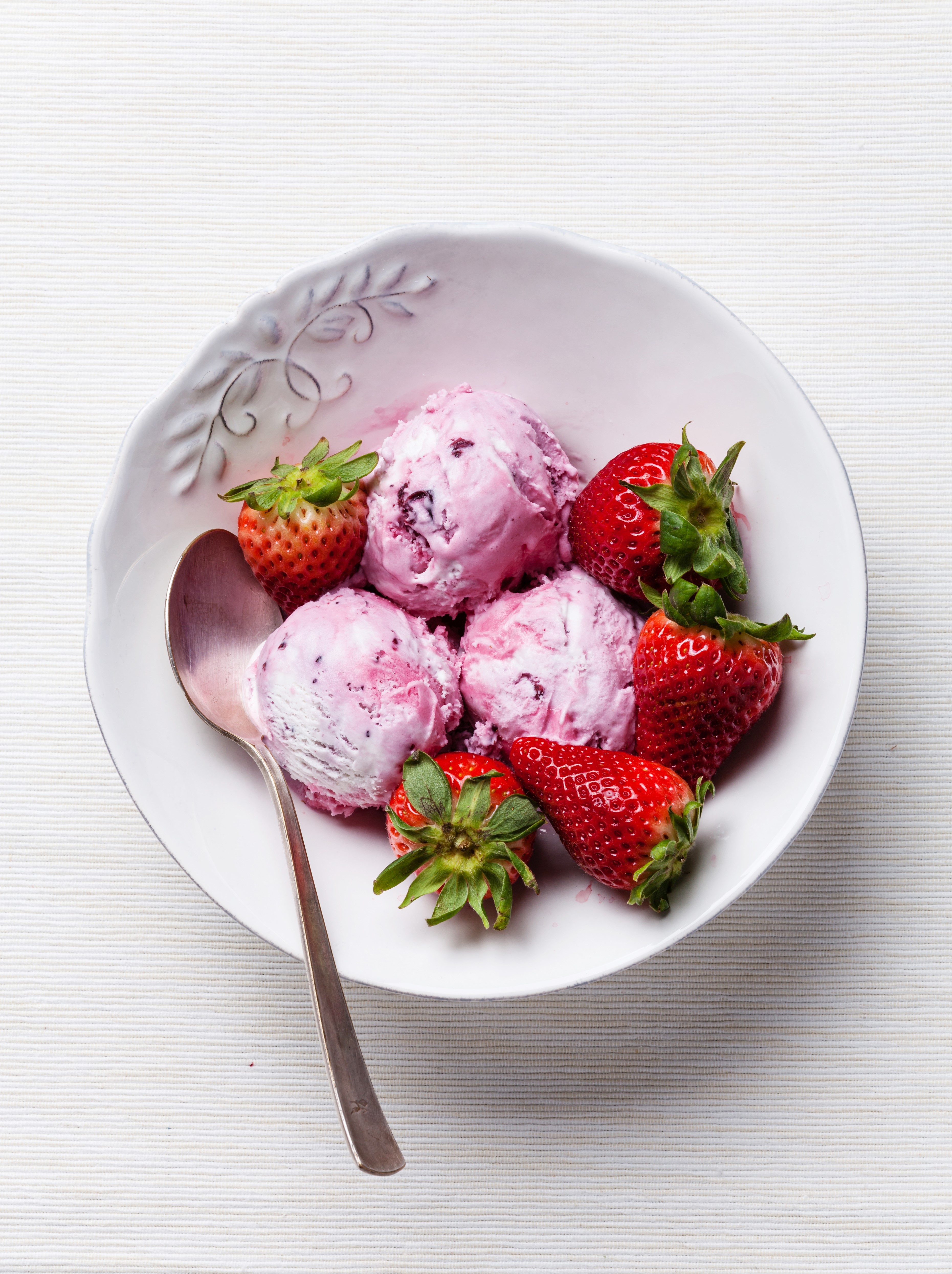 Strawberry ice cream with fresh strawberries in a bowl HD Phone Wallpaper