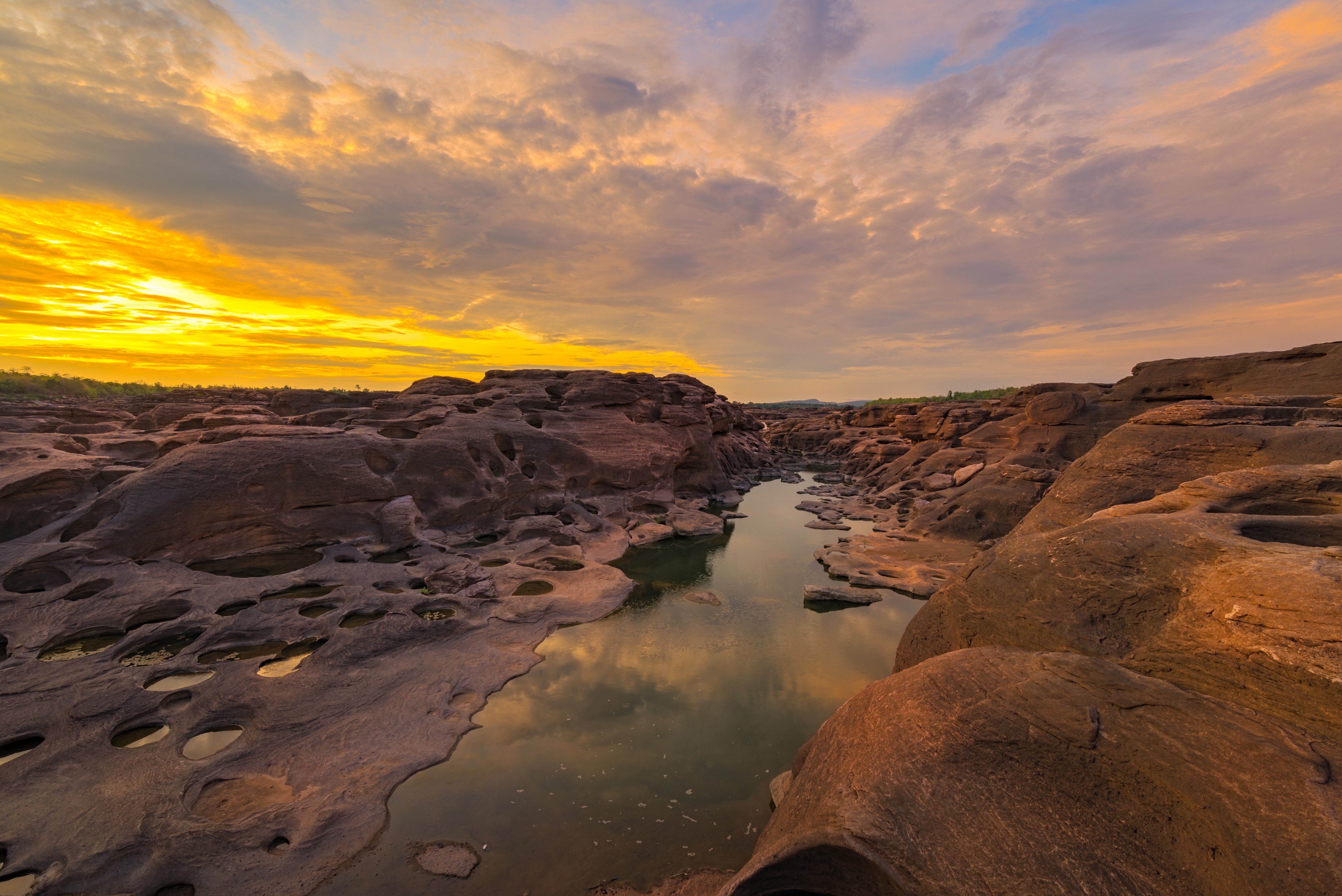 Sunrise over rocky stream in Ubon Ratchathani, Thailand HD Wallpaper