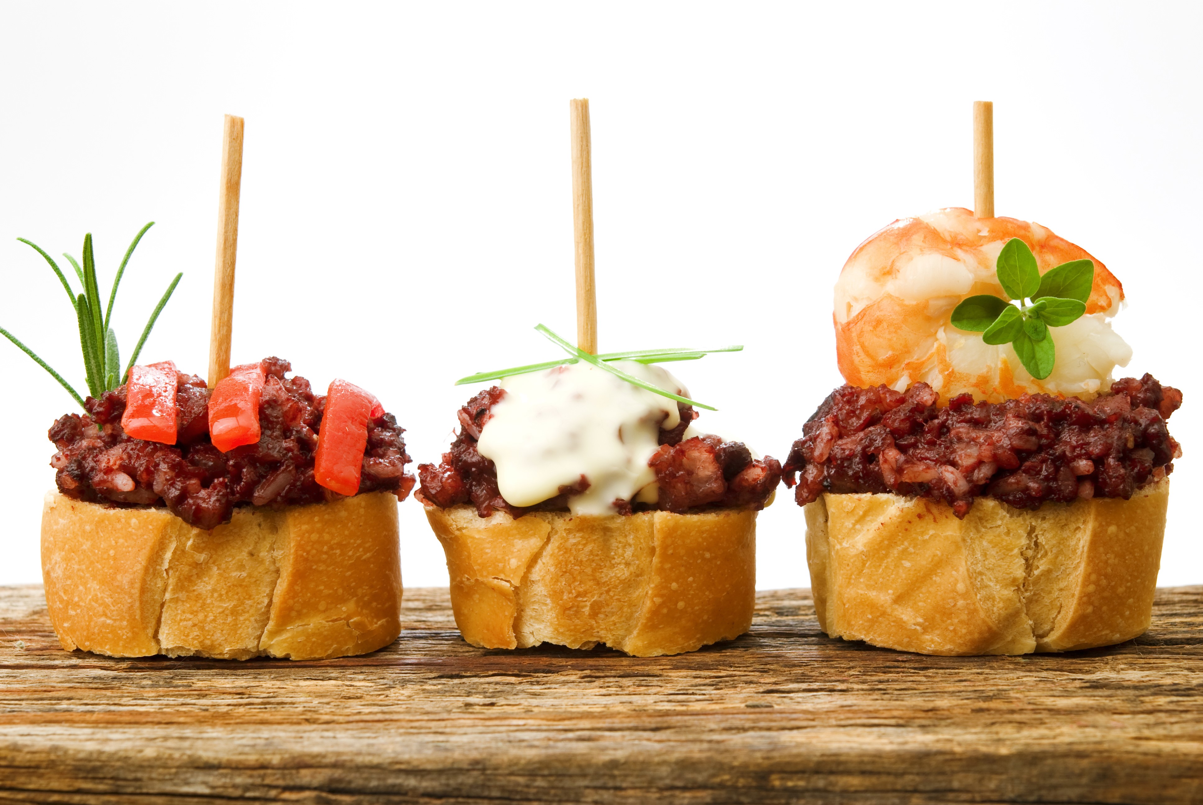 Three tapas on bread with toothpicks HD Wallpaper