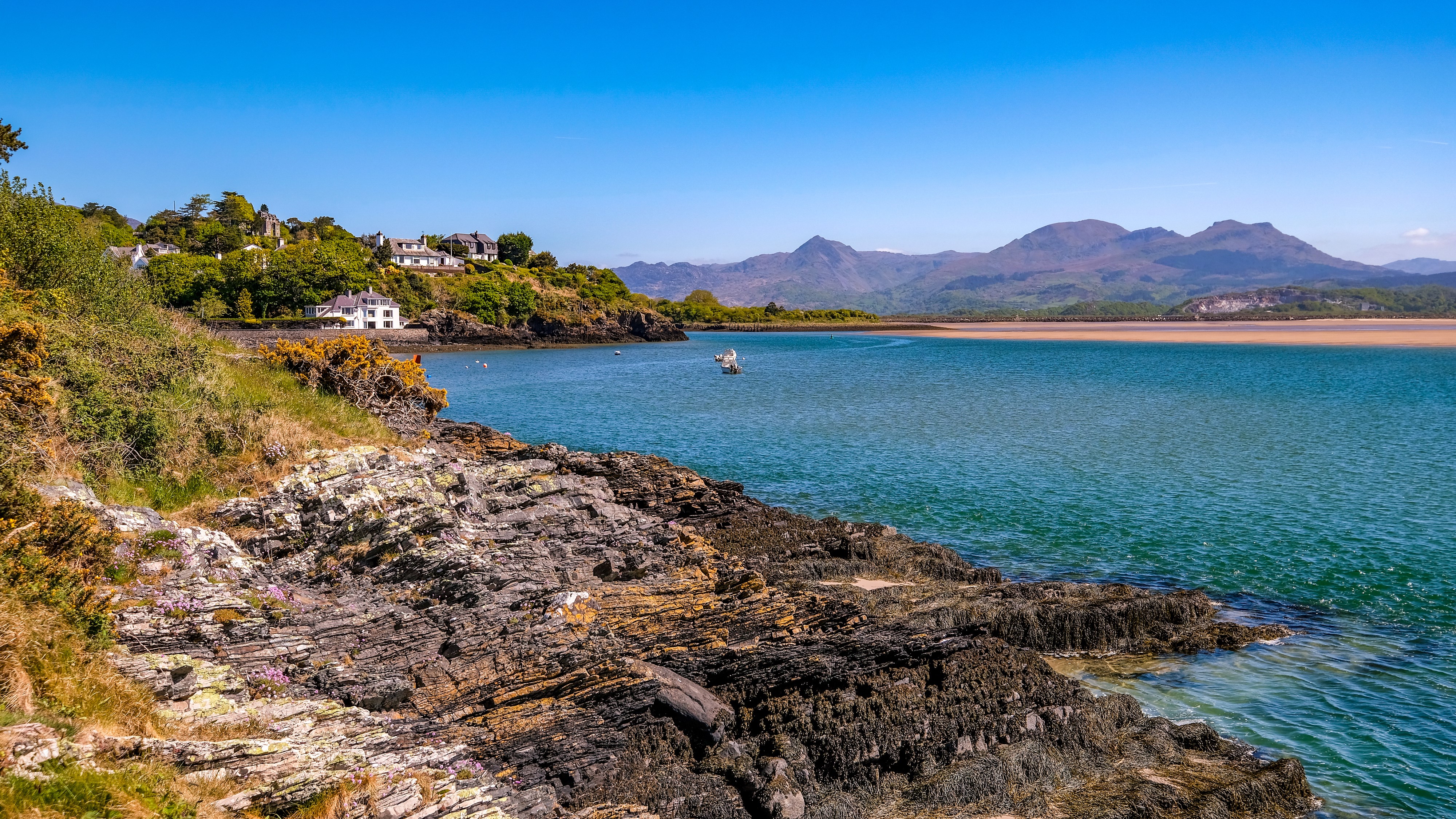 Houses on a hill overlooking a bay in Porthmadog, Wales HD Wallpaper
