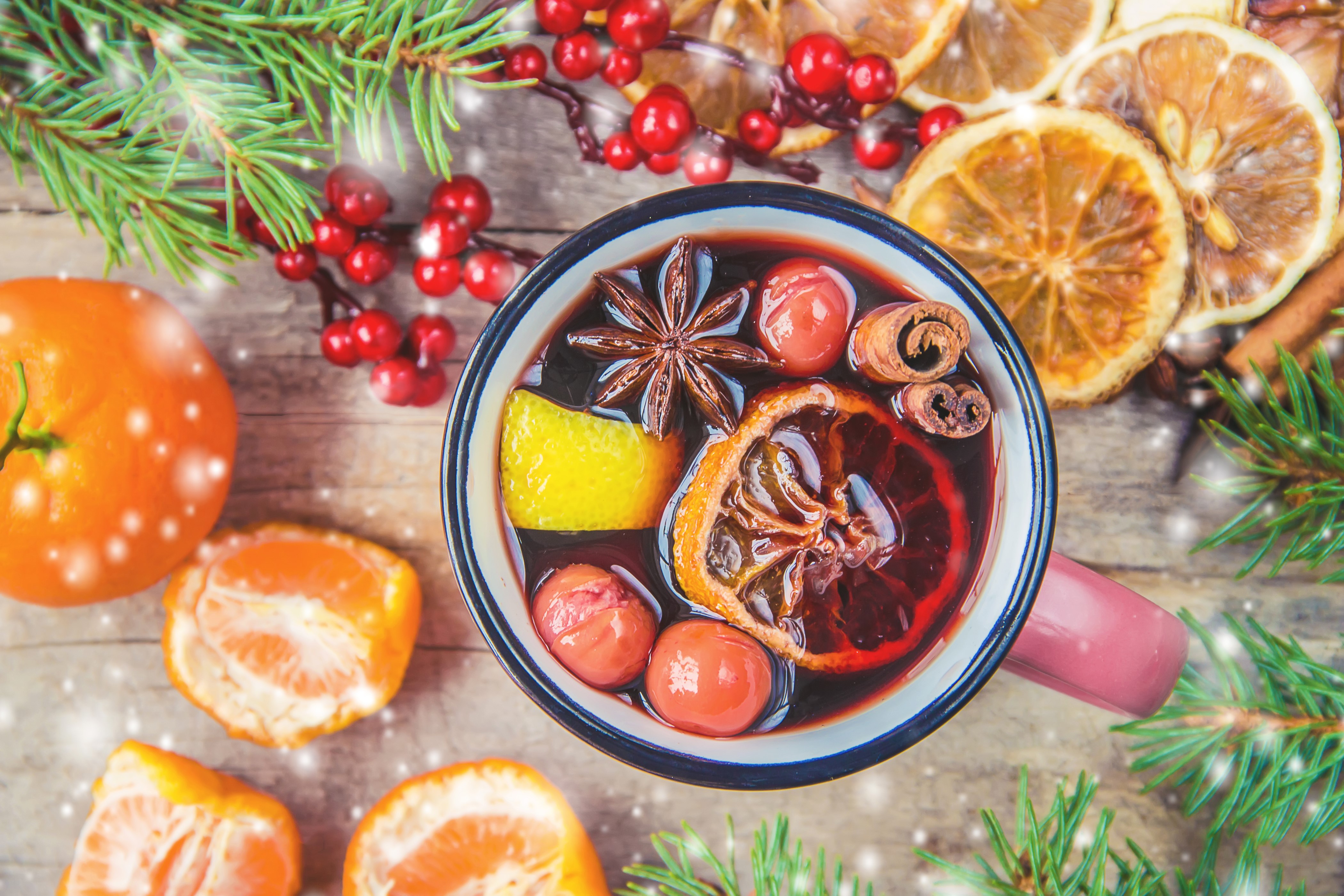 Mulled wine with citrus and spices HD Wallpaper