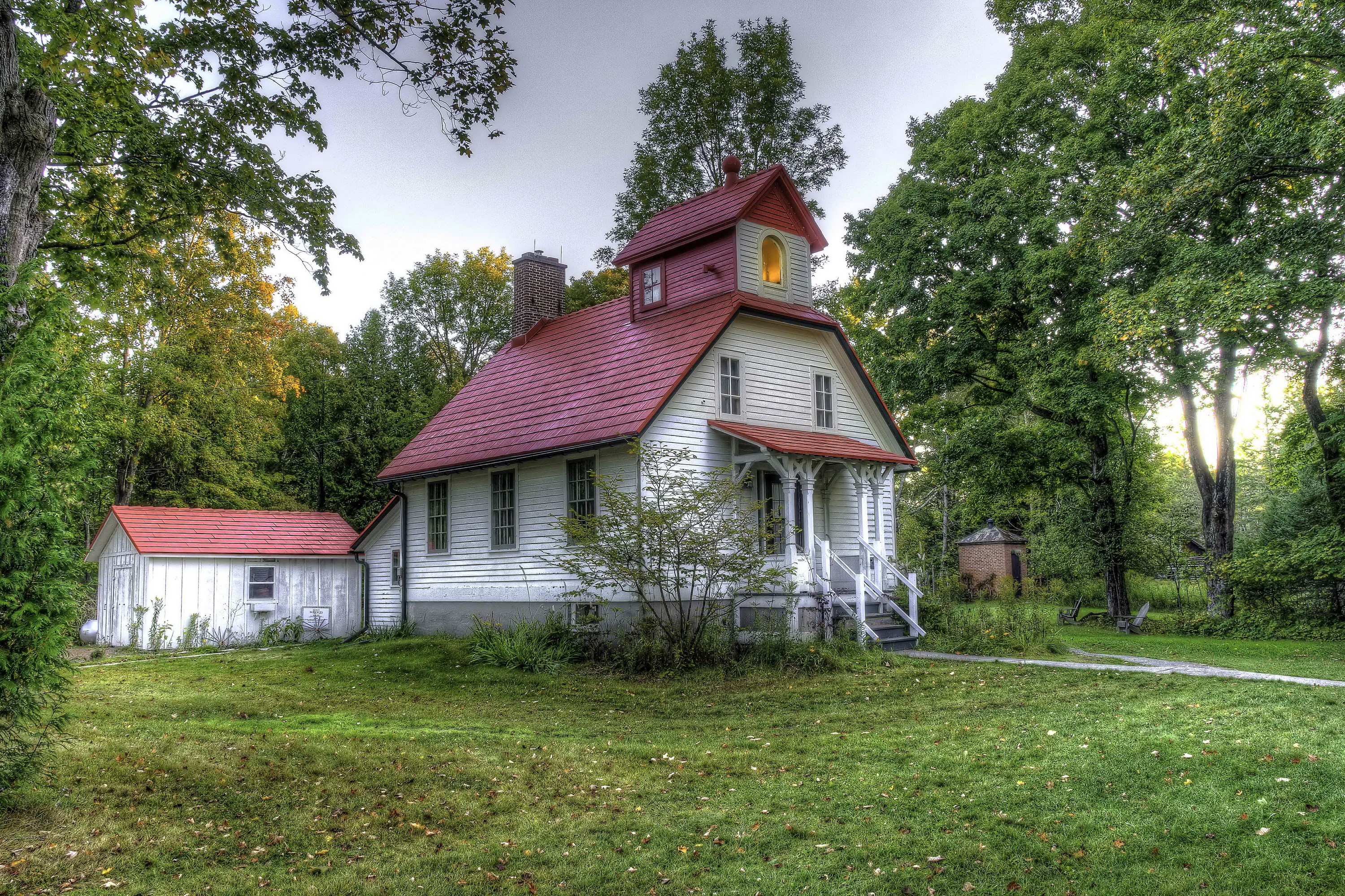 White house with red roof in Baileys Harbor, USA HD Wallpaper