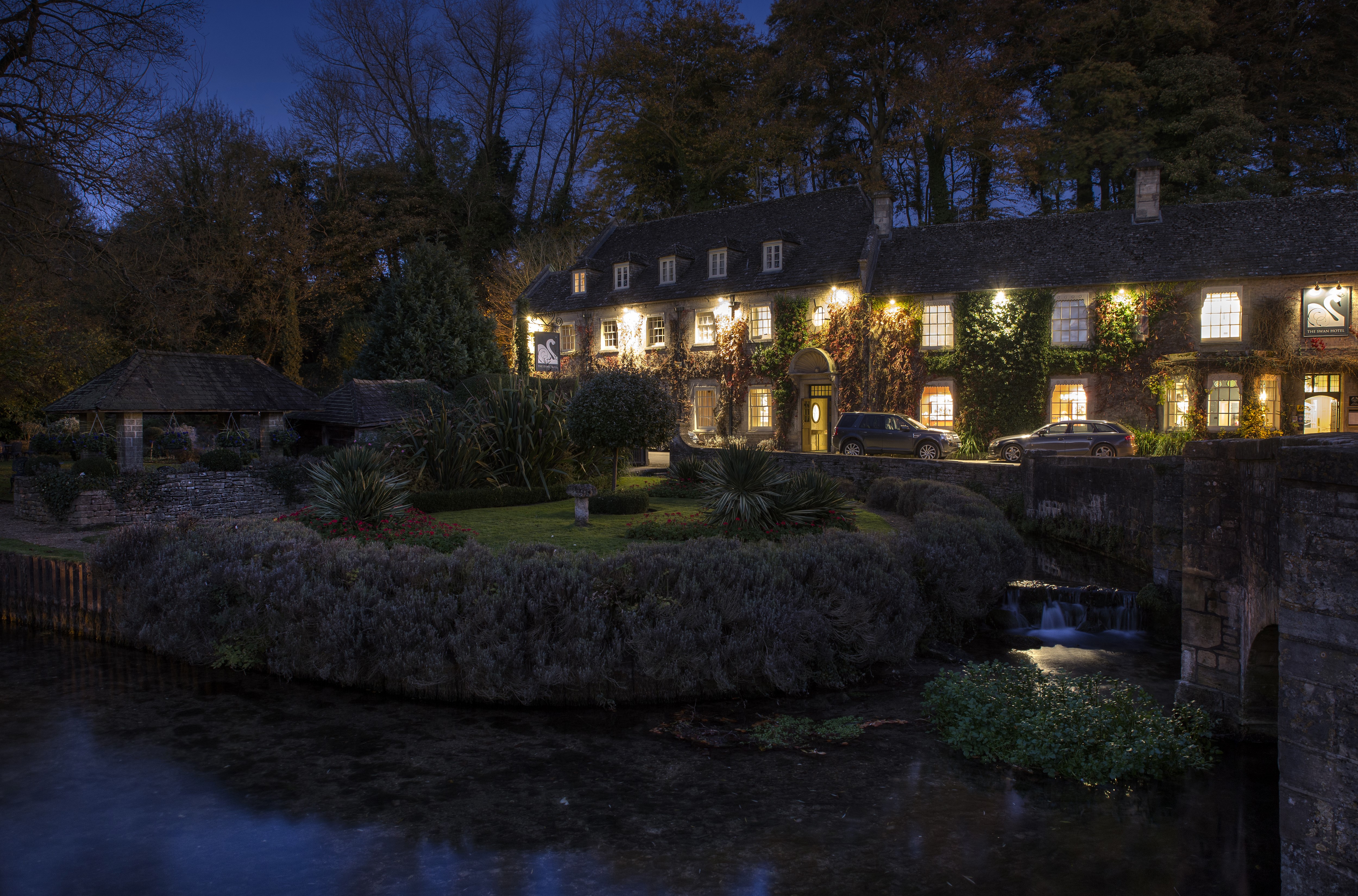 Bibury village houses and river at dusk, England HD Wallpaper
