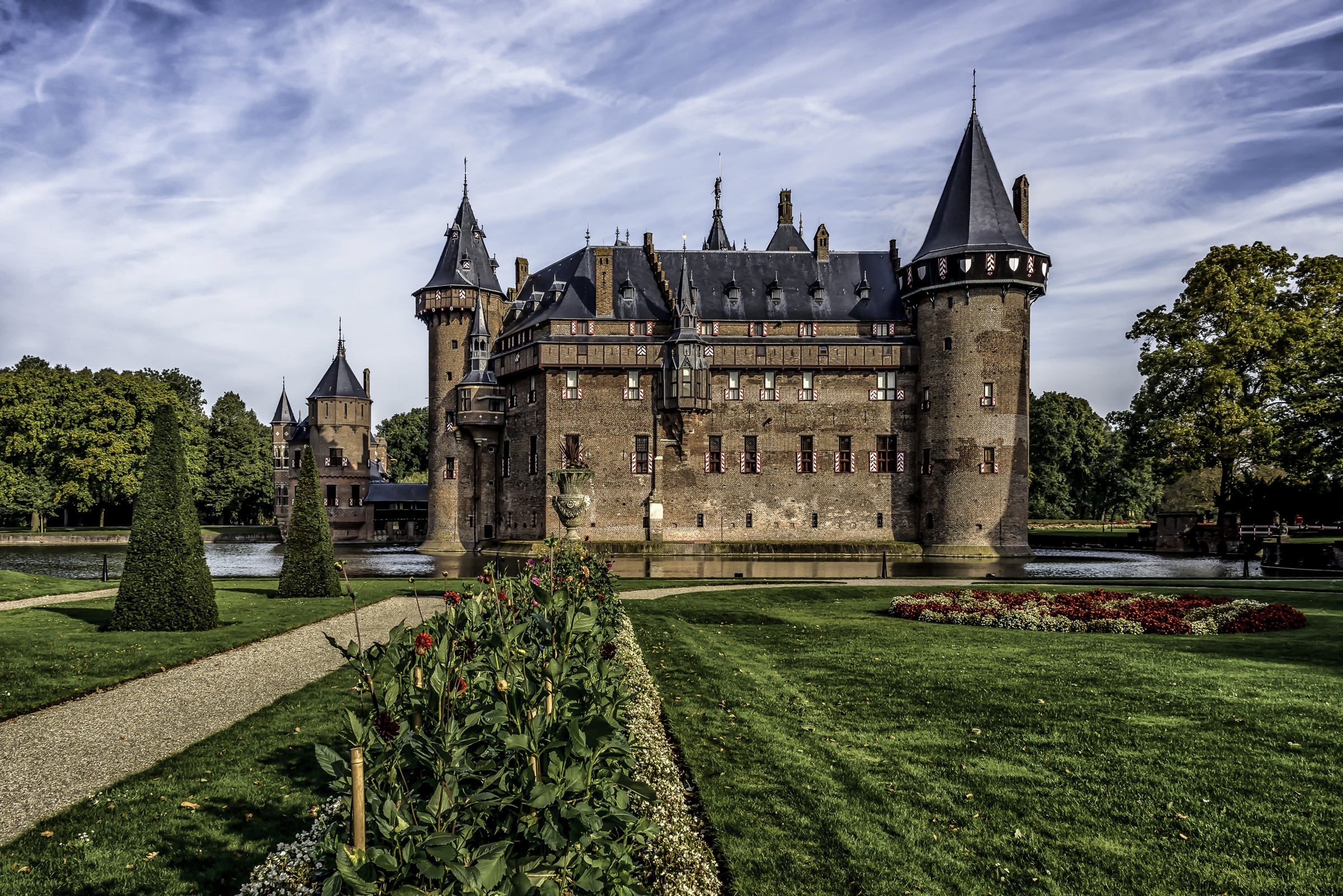 Castle De Haar in the Netherlands with manicured gardens HD Wallpaper