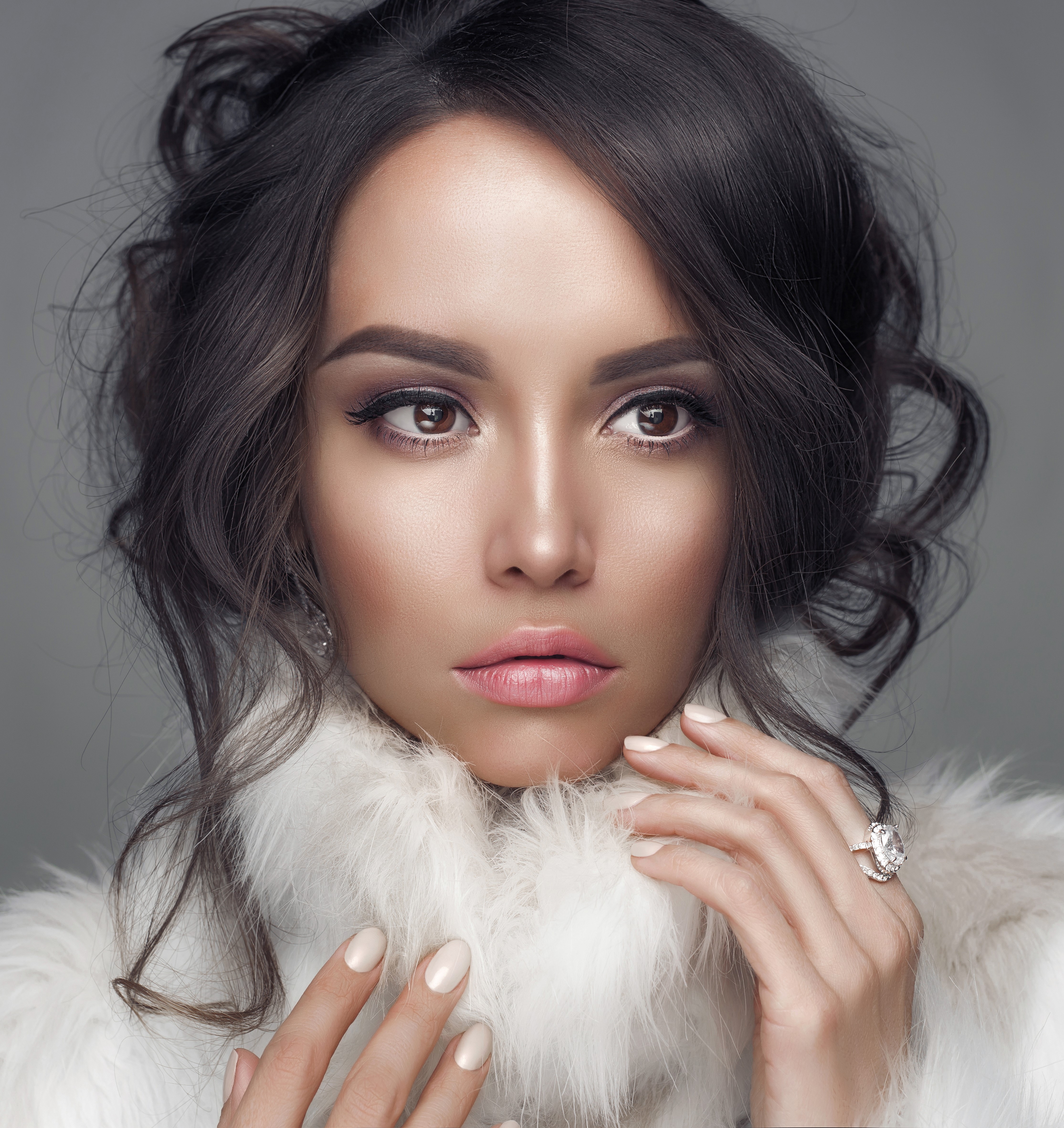 Brunette girl with fur coat and ring HD Wallpaper