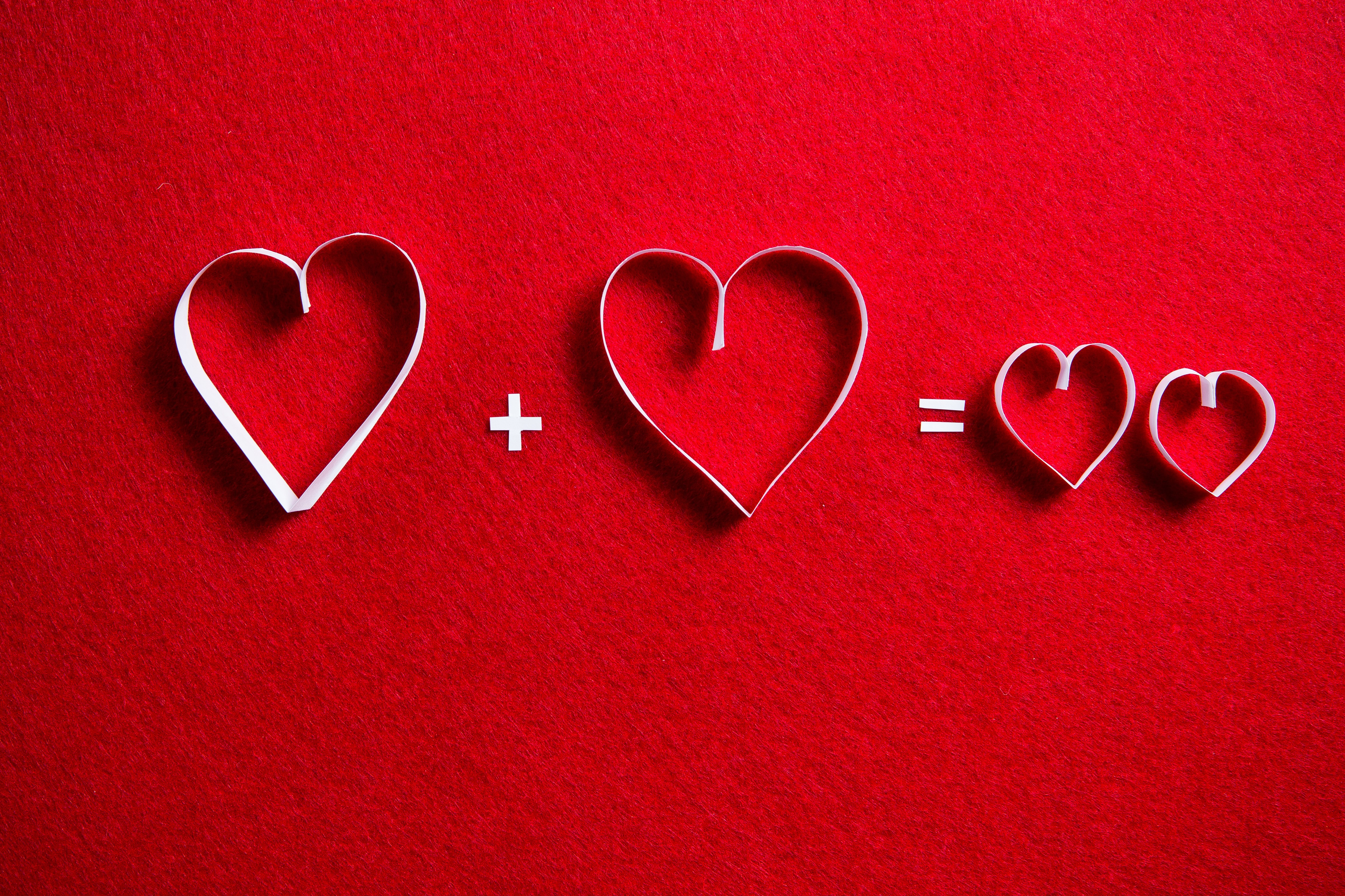 Paper hearts on red background HD Wallpaper