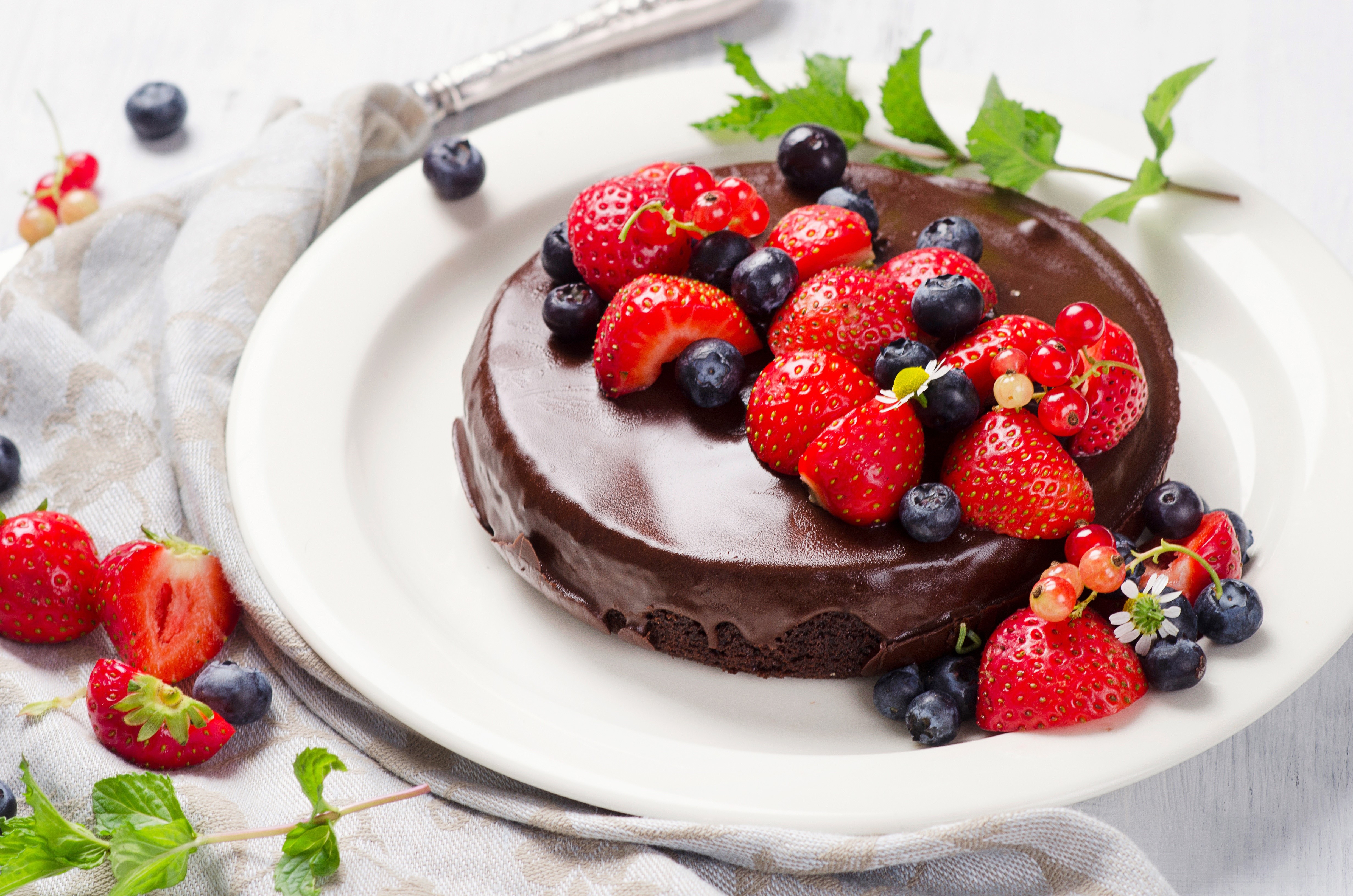 Chocolate cake with strawberries and blueberries HD Wallpaper
