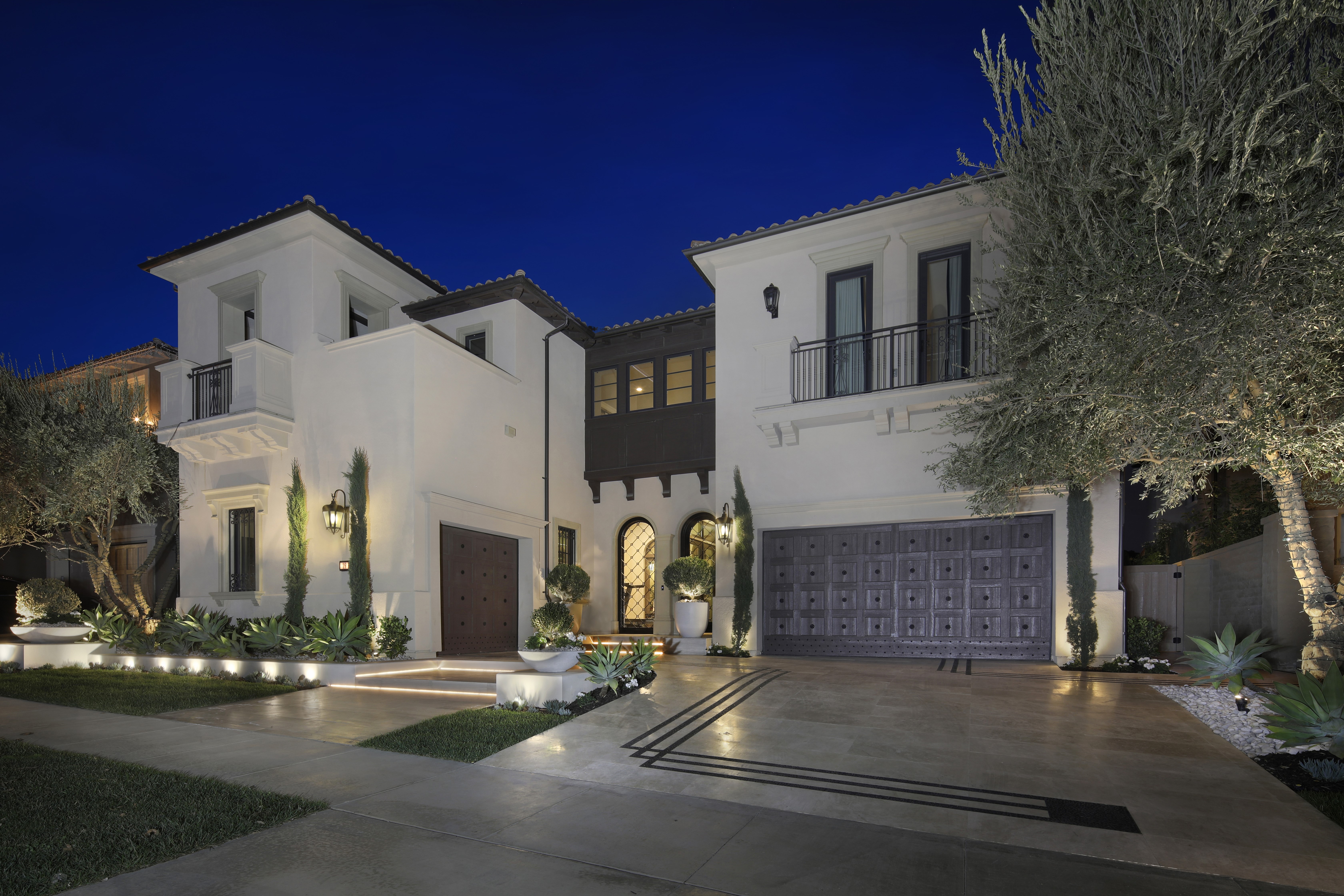 Luxury Mansion in Newport Beach at Night HD Wallpaper