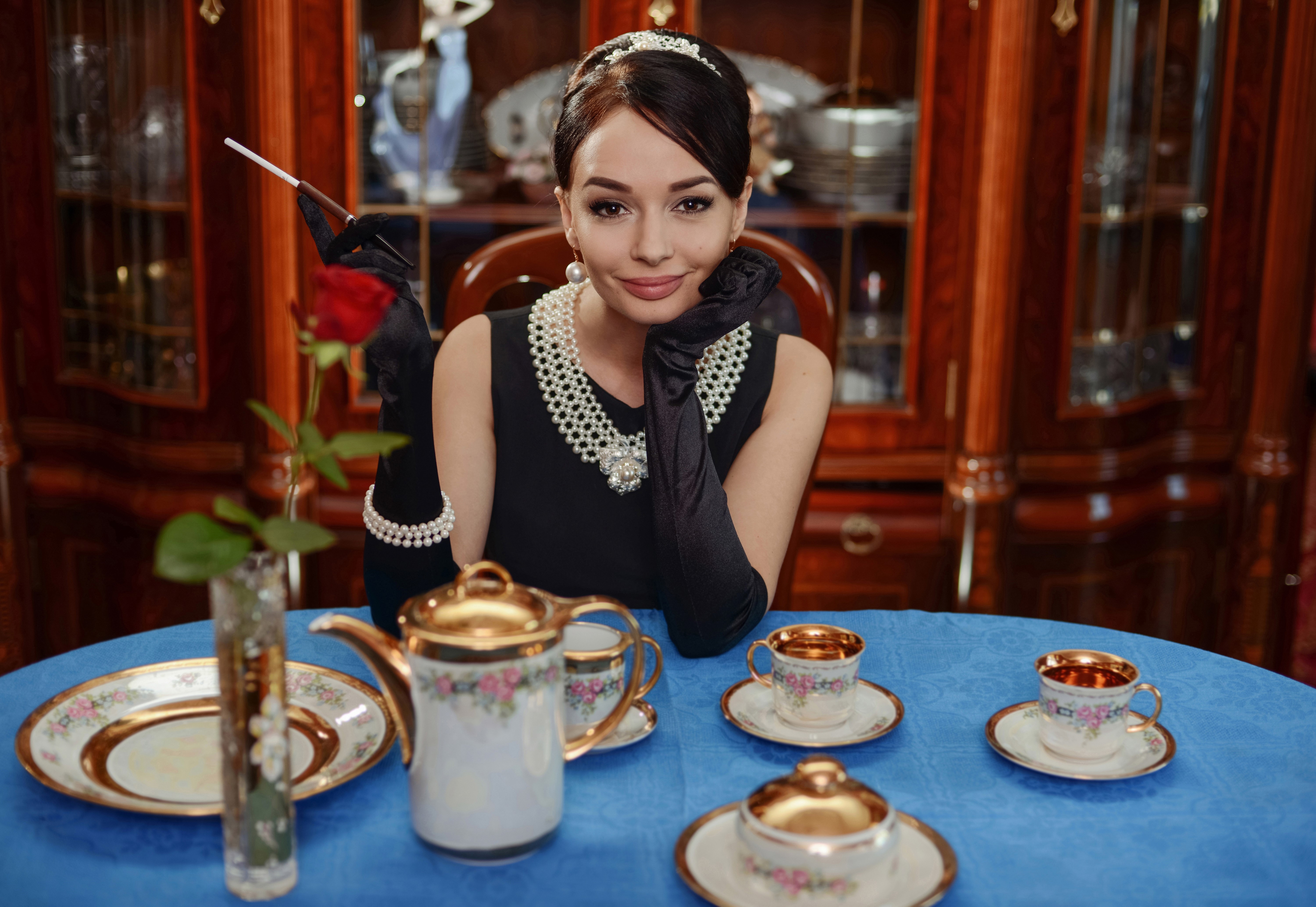Woman in black dress with pearls and cigarette holder HD Wallpaper
