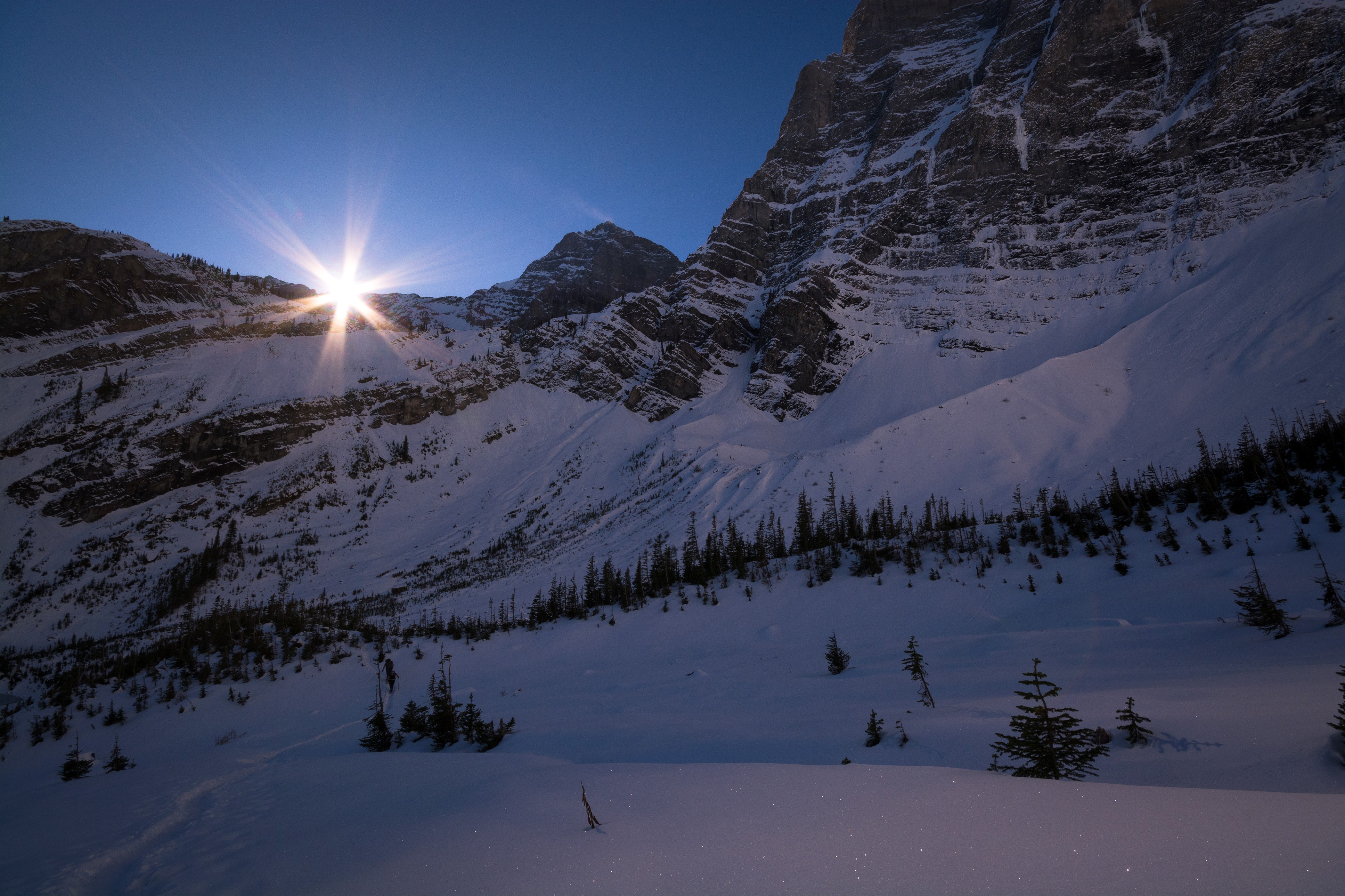 Sun Rays Over Snowy Mountains in Banff National Park HD Wallpaper