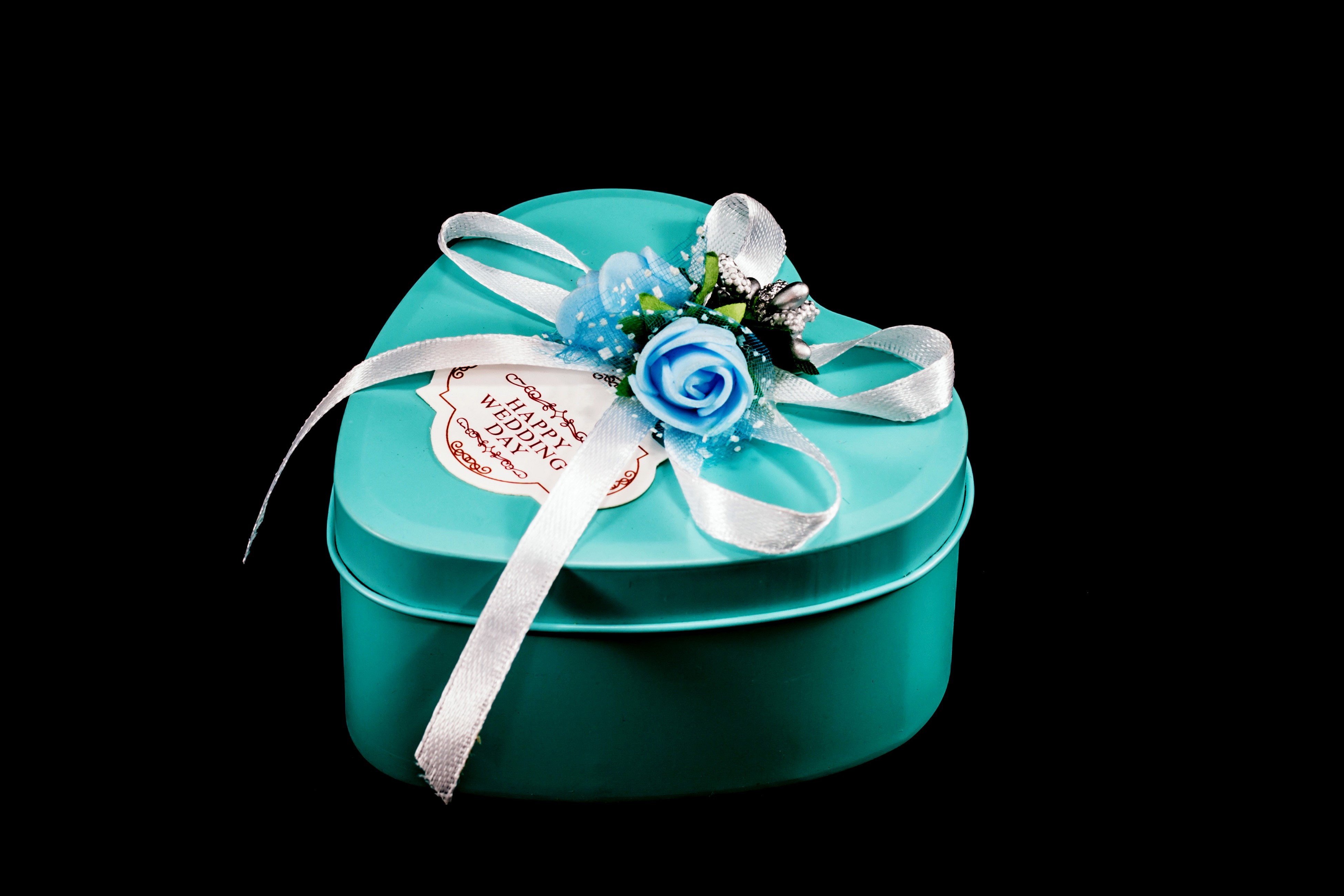 Heart-shaped gift box with blue roses and ribbon HD Wallpaper