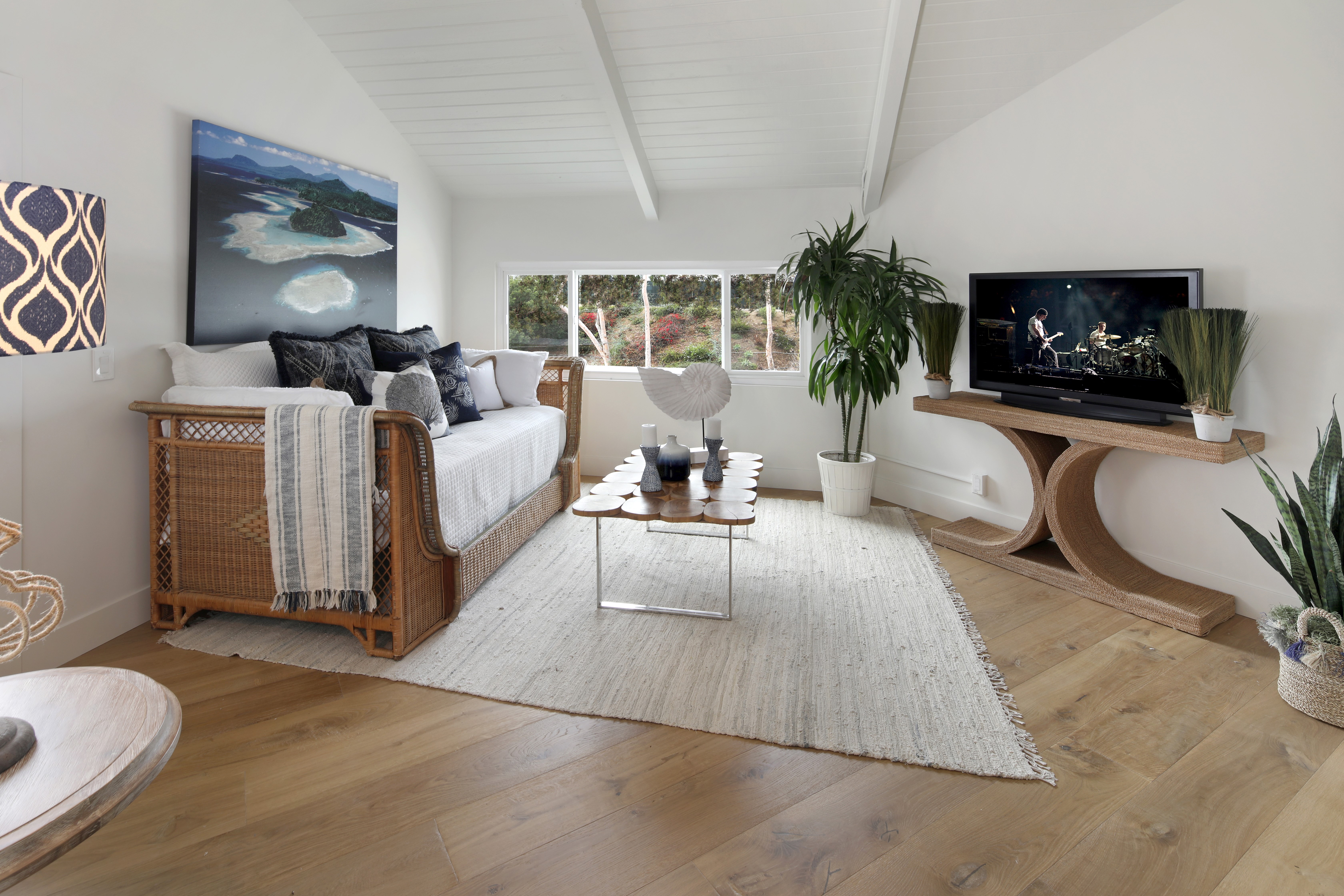 Living room with daybed and TV HD Wallpaper