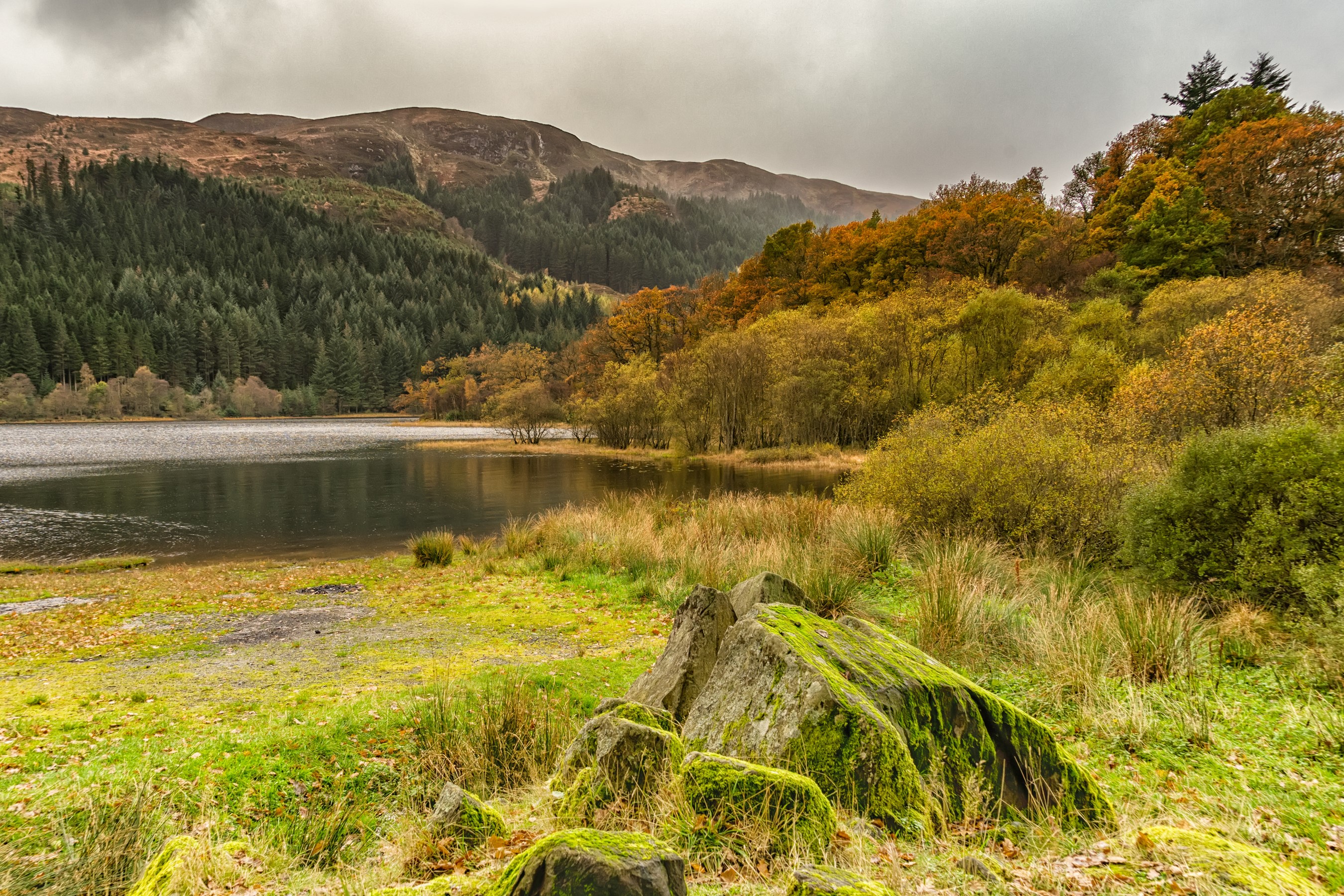 Lake Chon with Autumn Trees and Mossy Stones HD Wallpaper