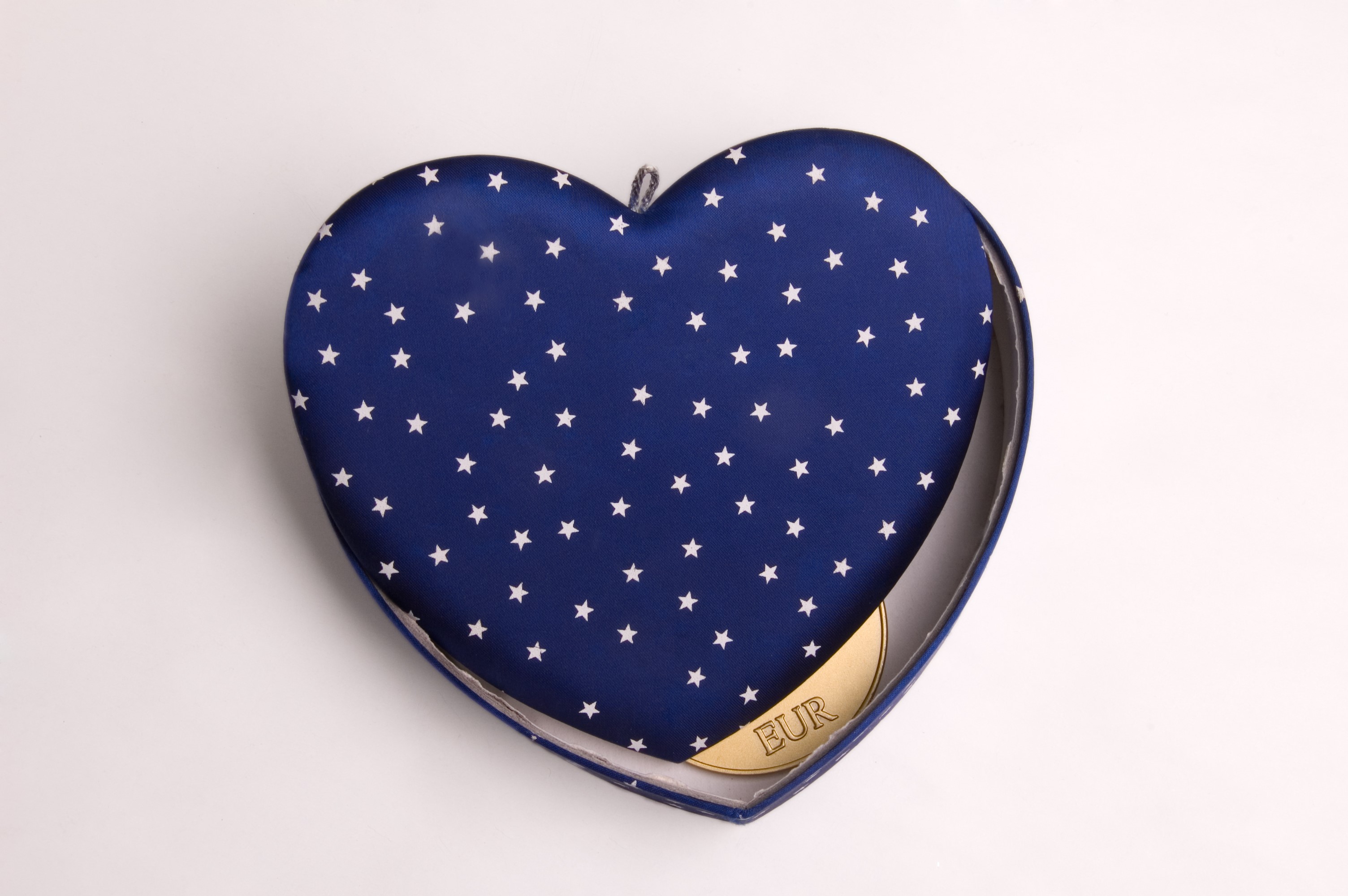 Heart-shaped box with a coin HD Wallpaper