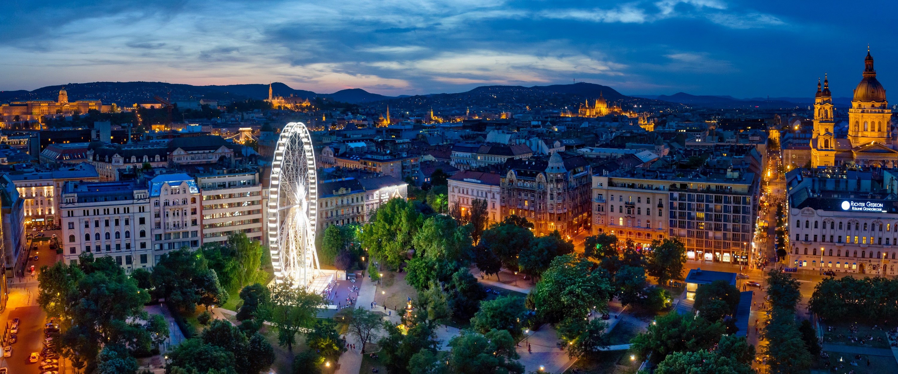 Budapest Ferris Wheel at Dusk with Cityscape HD Wallpaper