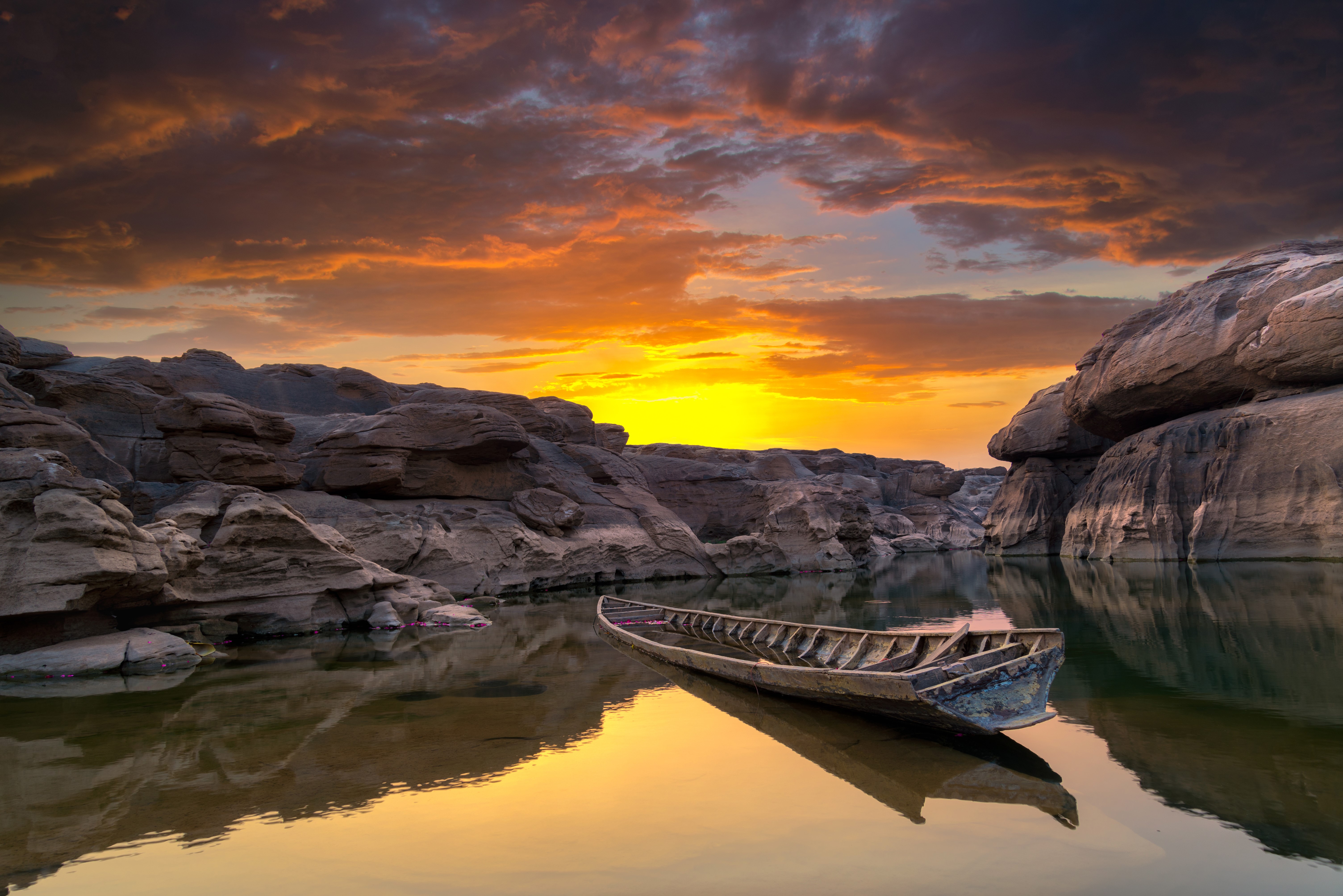 Boat on river at sunrise in Sam Phan Bok, Thailand HD Wallpaper