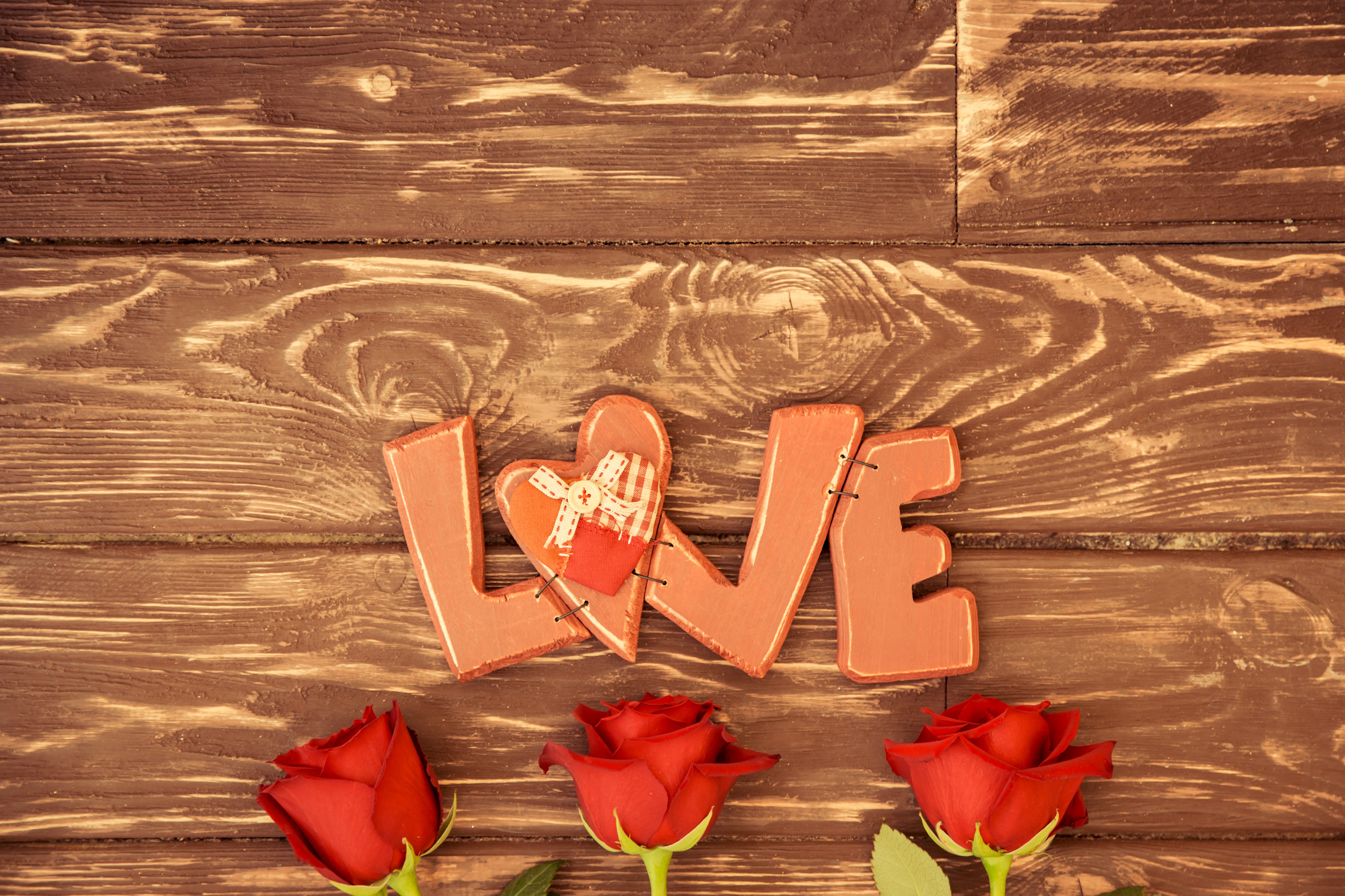 Love letters and red roses on wood planks HD Wallpaper