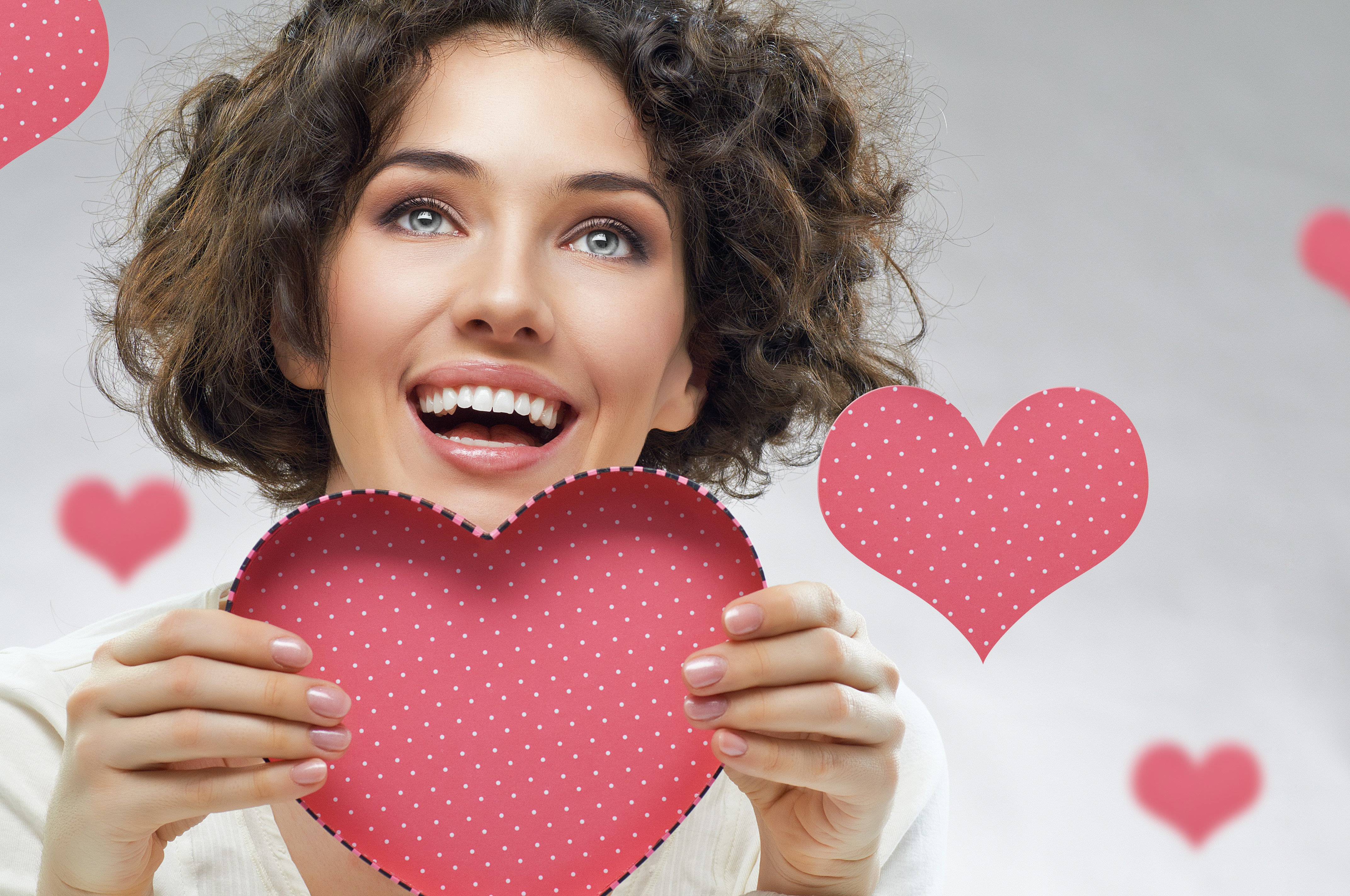Woman holding a pink heart on Valentine's Day HD Wallpaper