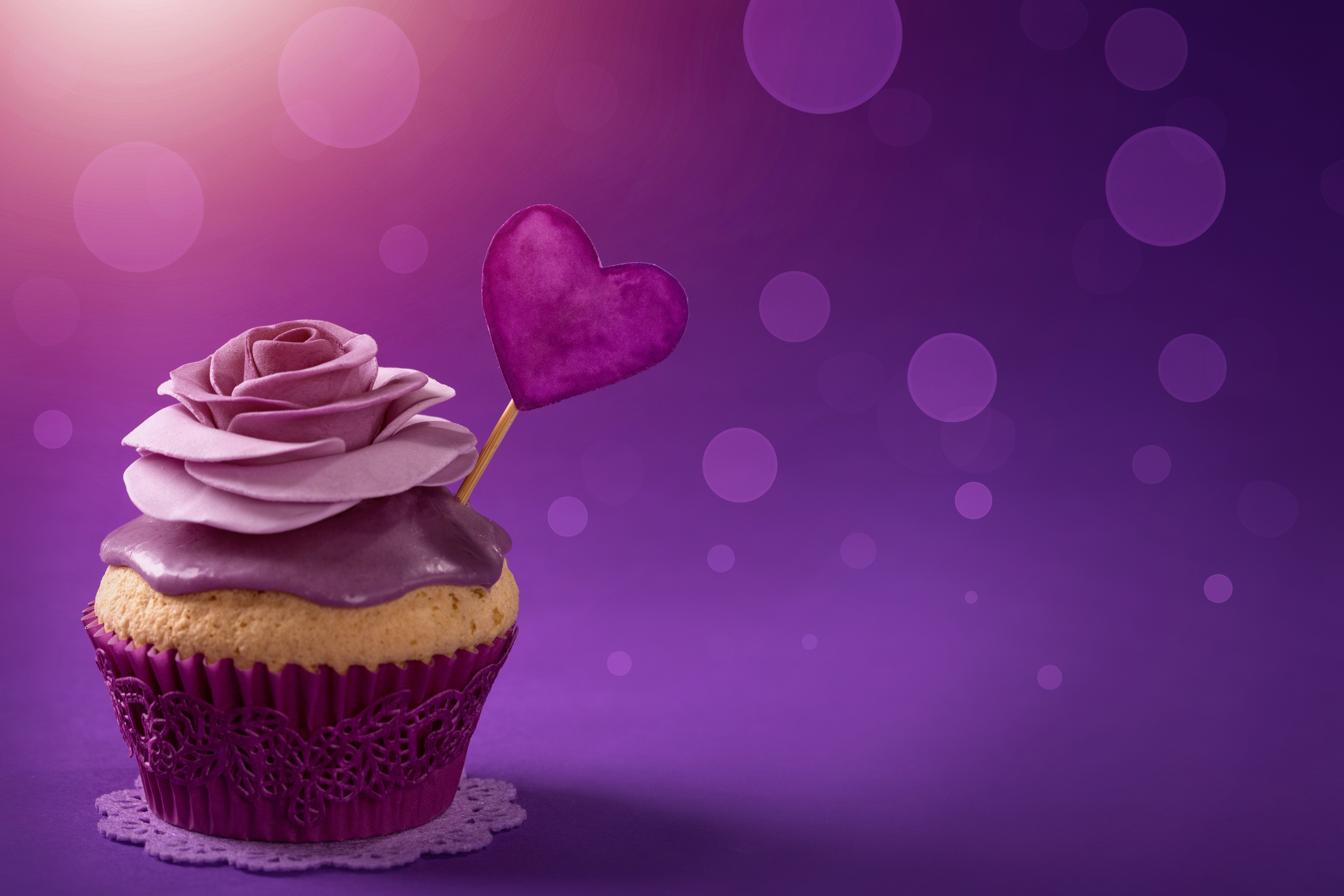 Cupcake with rose and heart decoration HD Wallpaper