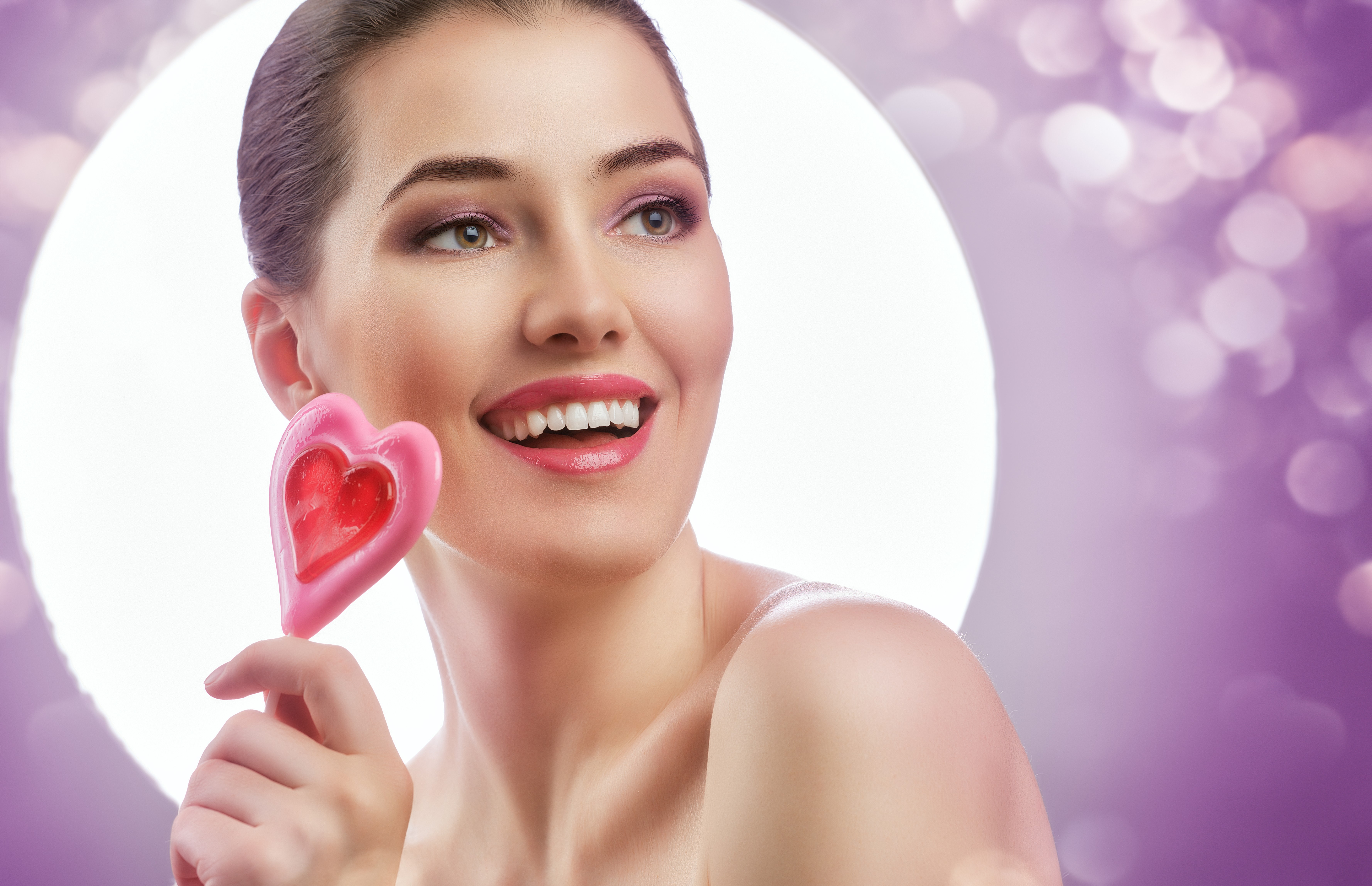 Woman holding a heart-shaped lollipop HD Wallpaper