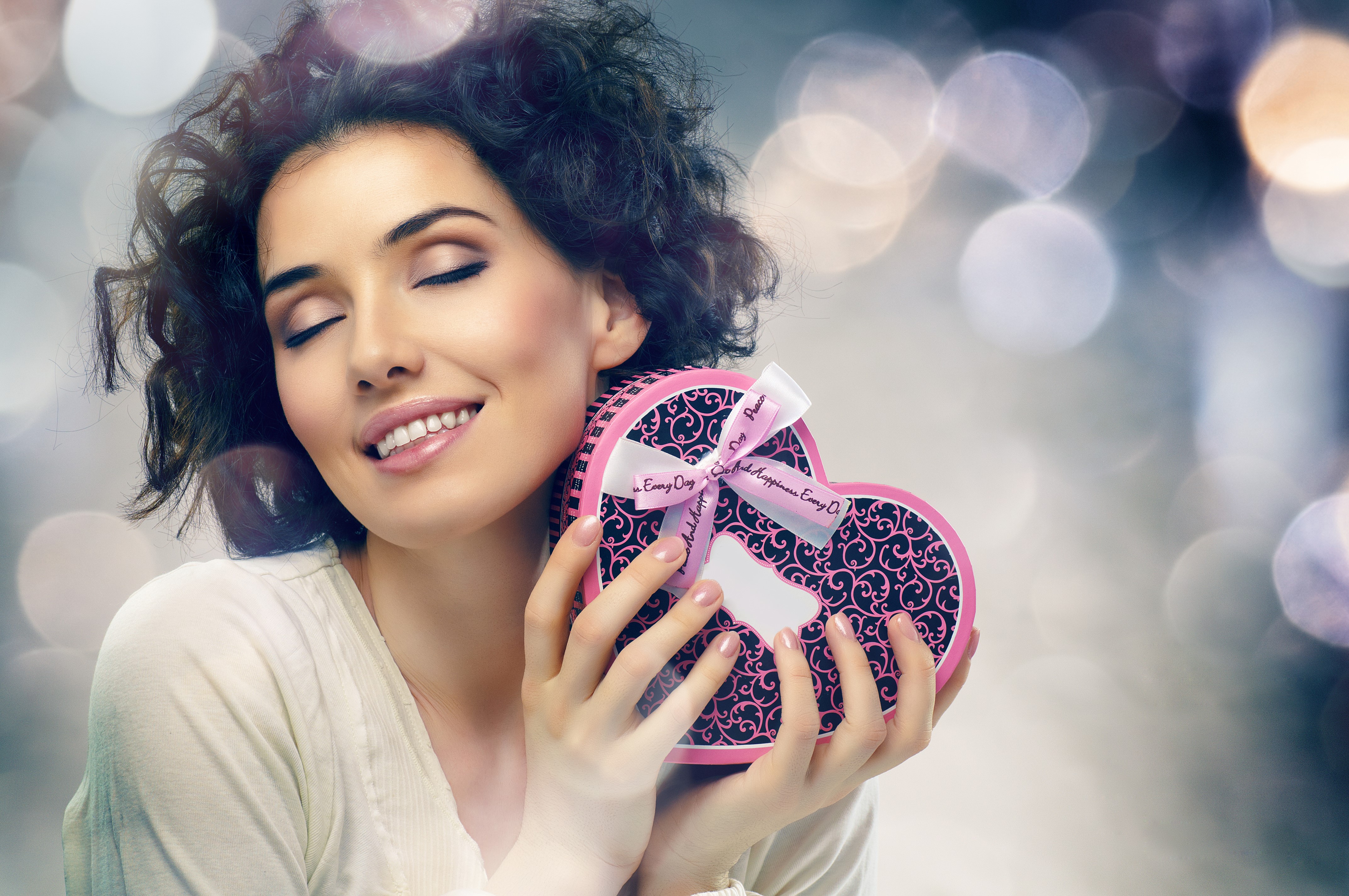 Brunette girl holding a heart-shaped gift box HD Wallpaper