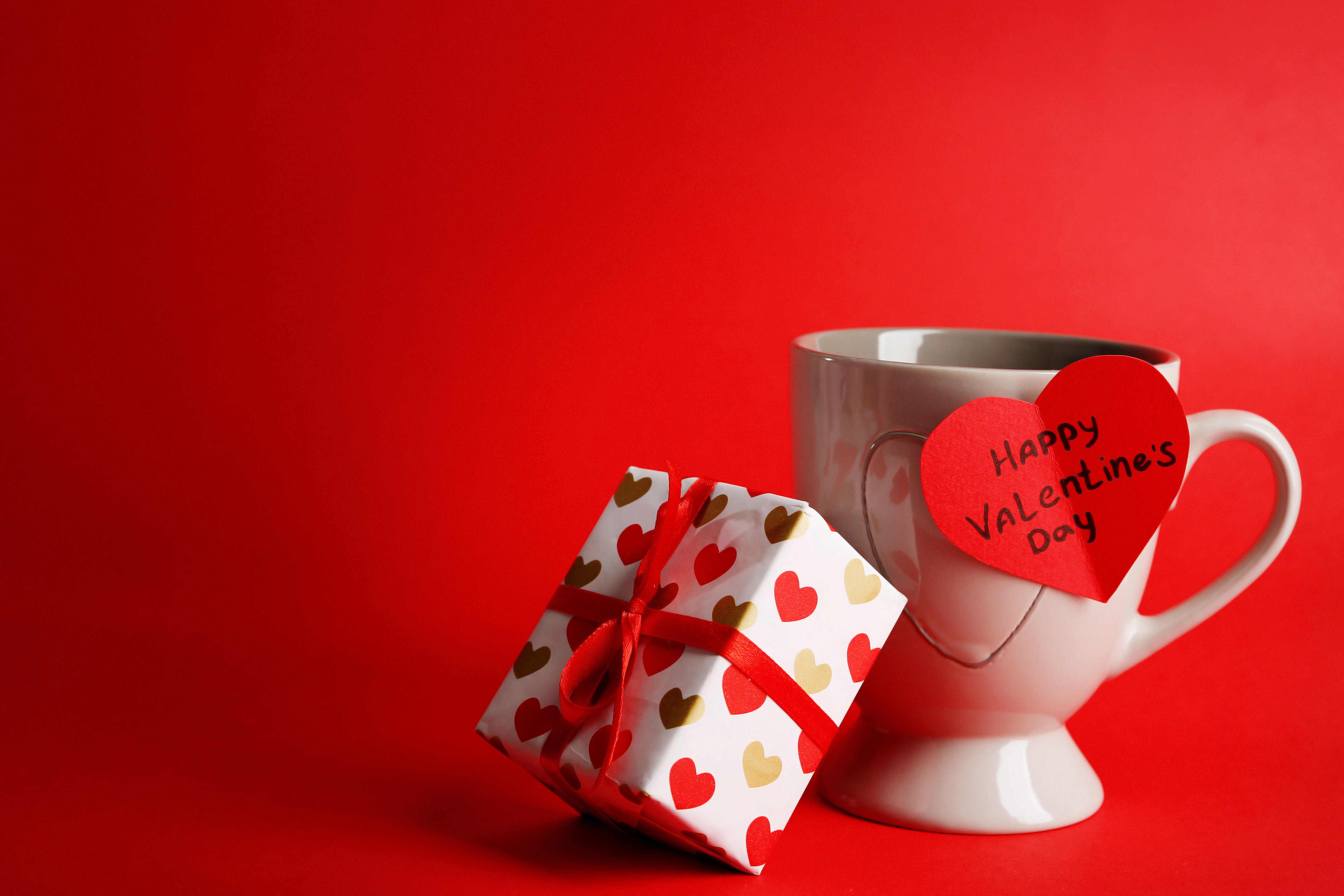 Valentine's Day gift and mug with heart HD Wallpaper