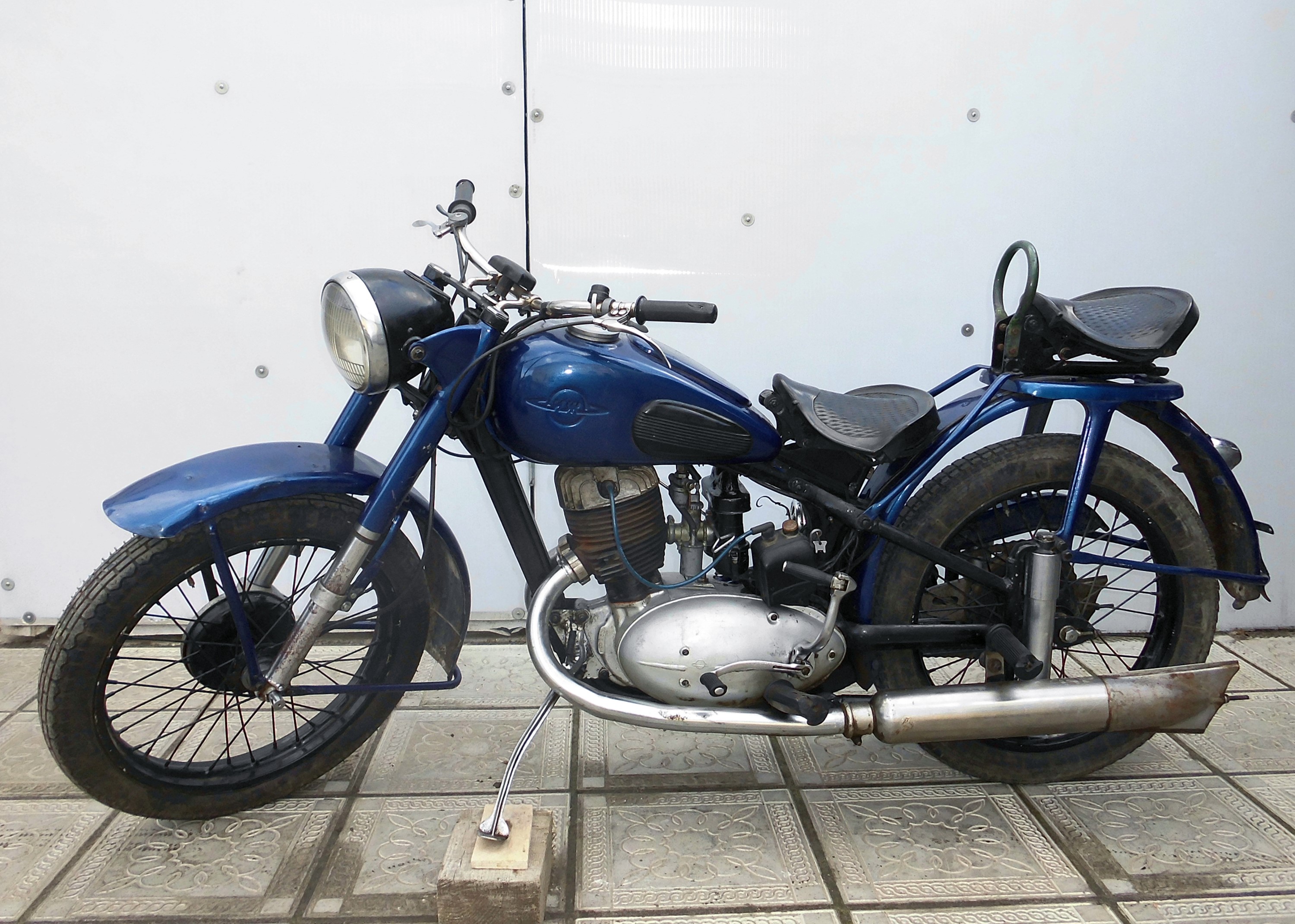 1951-59 IZ-49 Retro Motorcycle HD Wallpaper