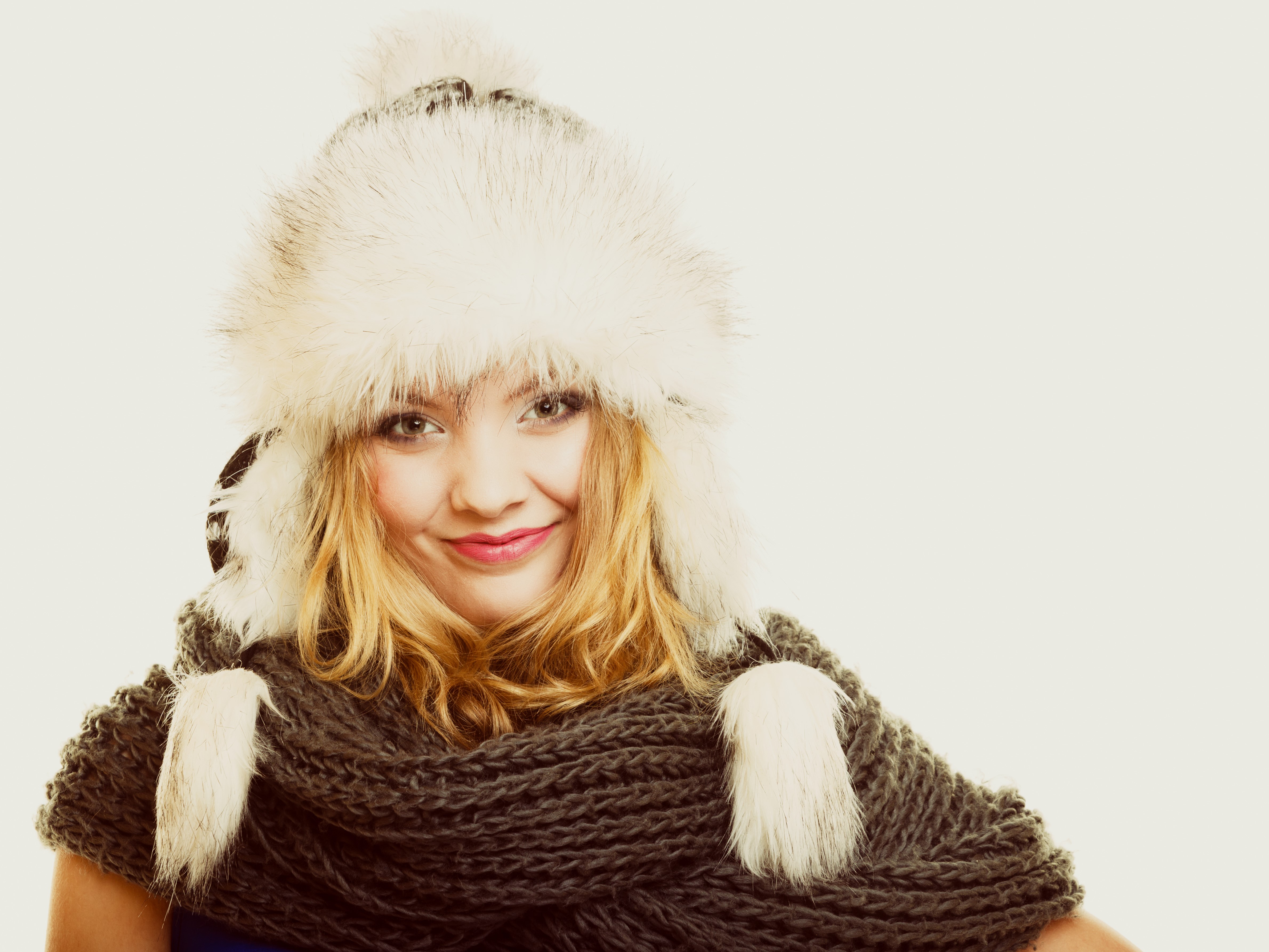 Blonde girl wearing a winter hat and scarf HD Wallpaper